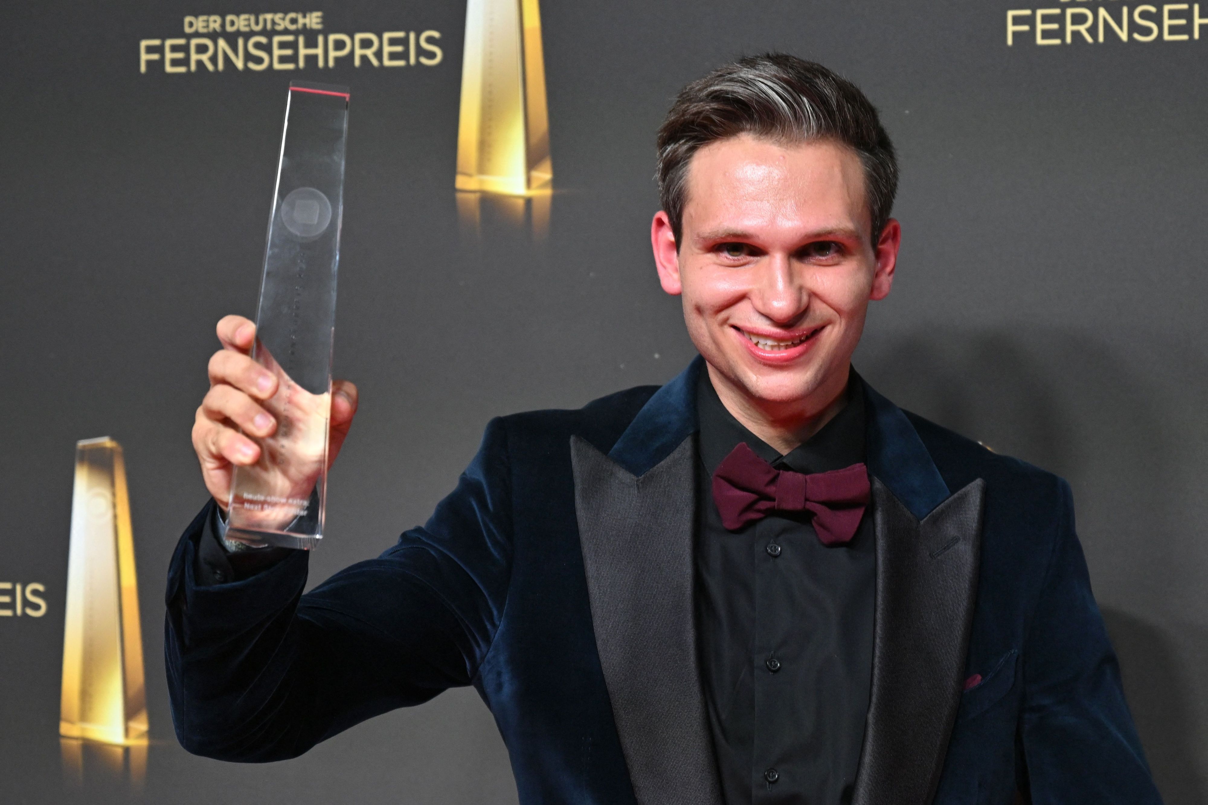 Fabian Köster freut sich bei der Verleihung des Deutschen Fernsehpreises im Confex über die Auszeichnung.