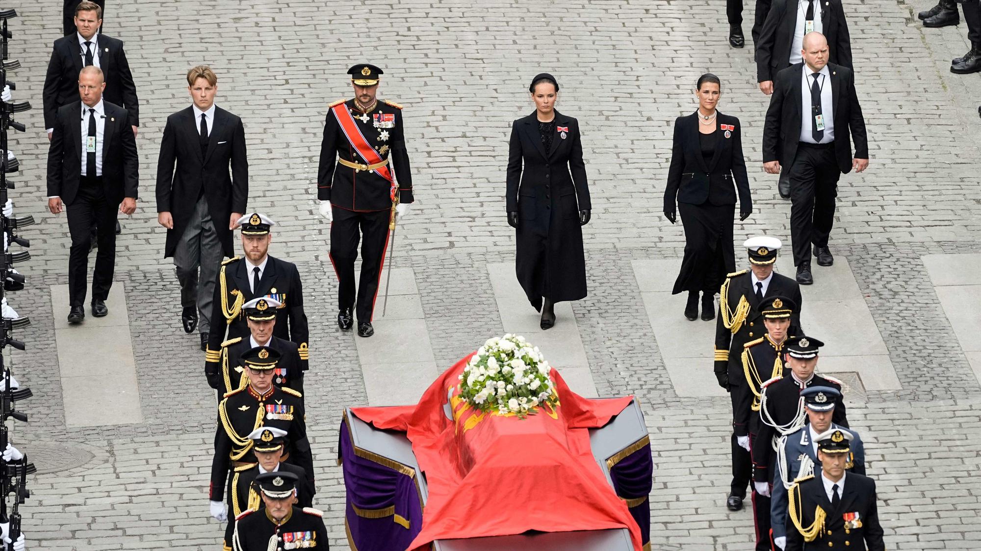Prinz Sverre Magnus, König Haakon VIII., Kronprinzessin Ingrid Alexandra und Prinzessin Märtha Louise von Norwegen treffen während des Trauerzugs mit dem Sarg des verstorbenen Königs Harald V. an der Kathedrale in Oslo ein.