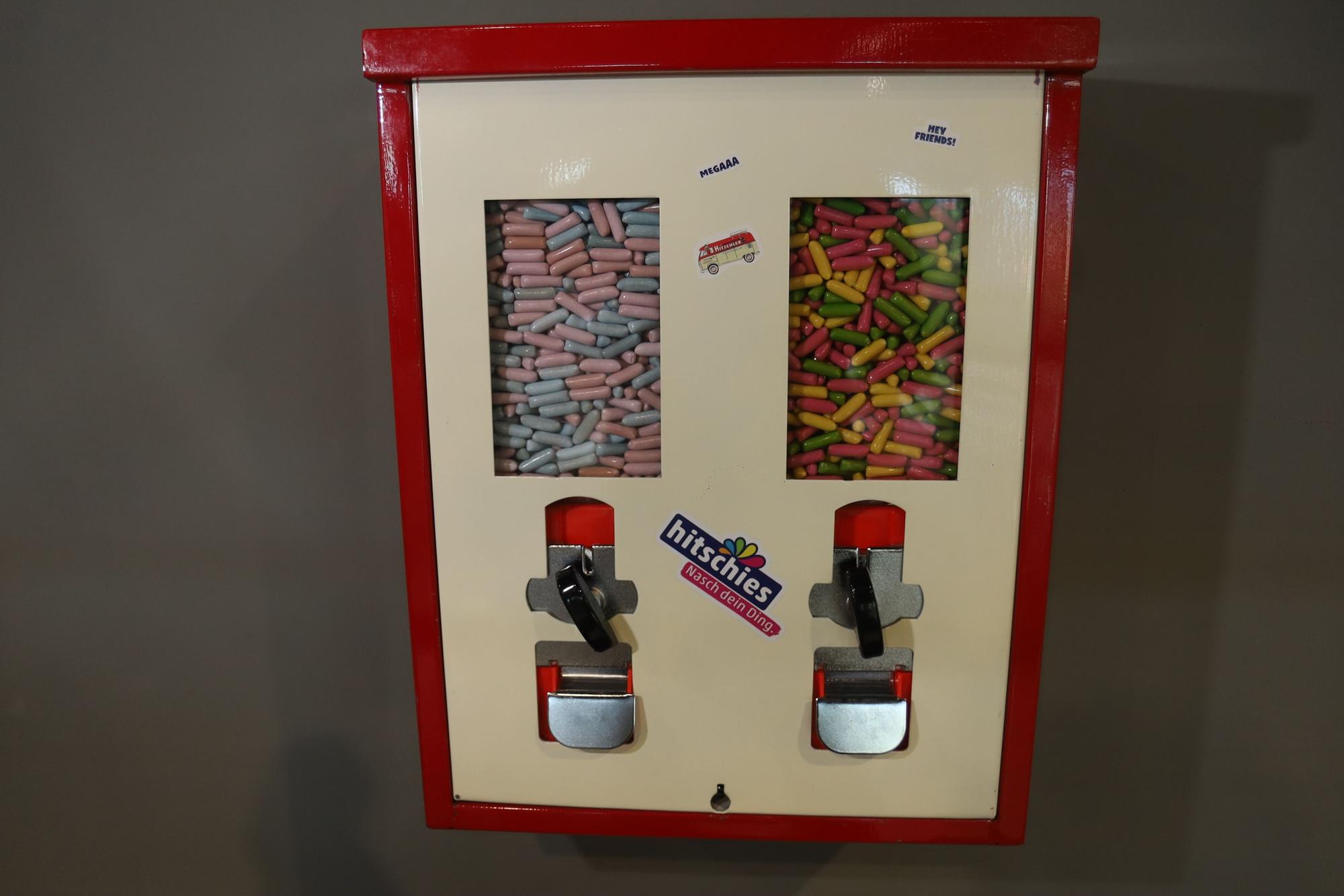 Ein alter Süßigkeitenautomat, gefüllt mit Hitschies-Kaubonbons