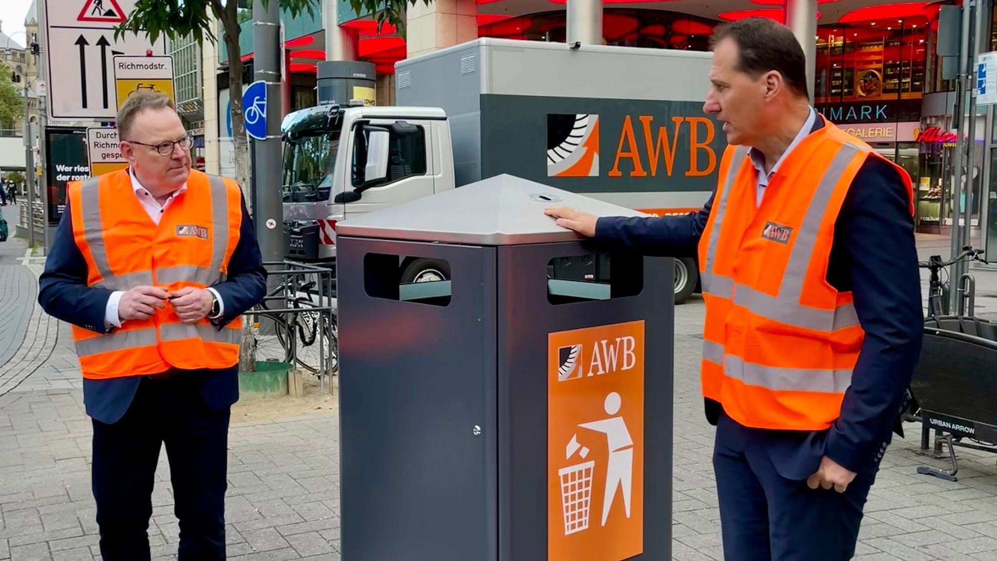 Die ist aber groß: Oberbürgermeister Torsten Burmester (l.) und AWB-Chef Thomas Thalau beim Aufstellen der Papierkorbgaragen am Neumarkt.