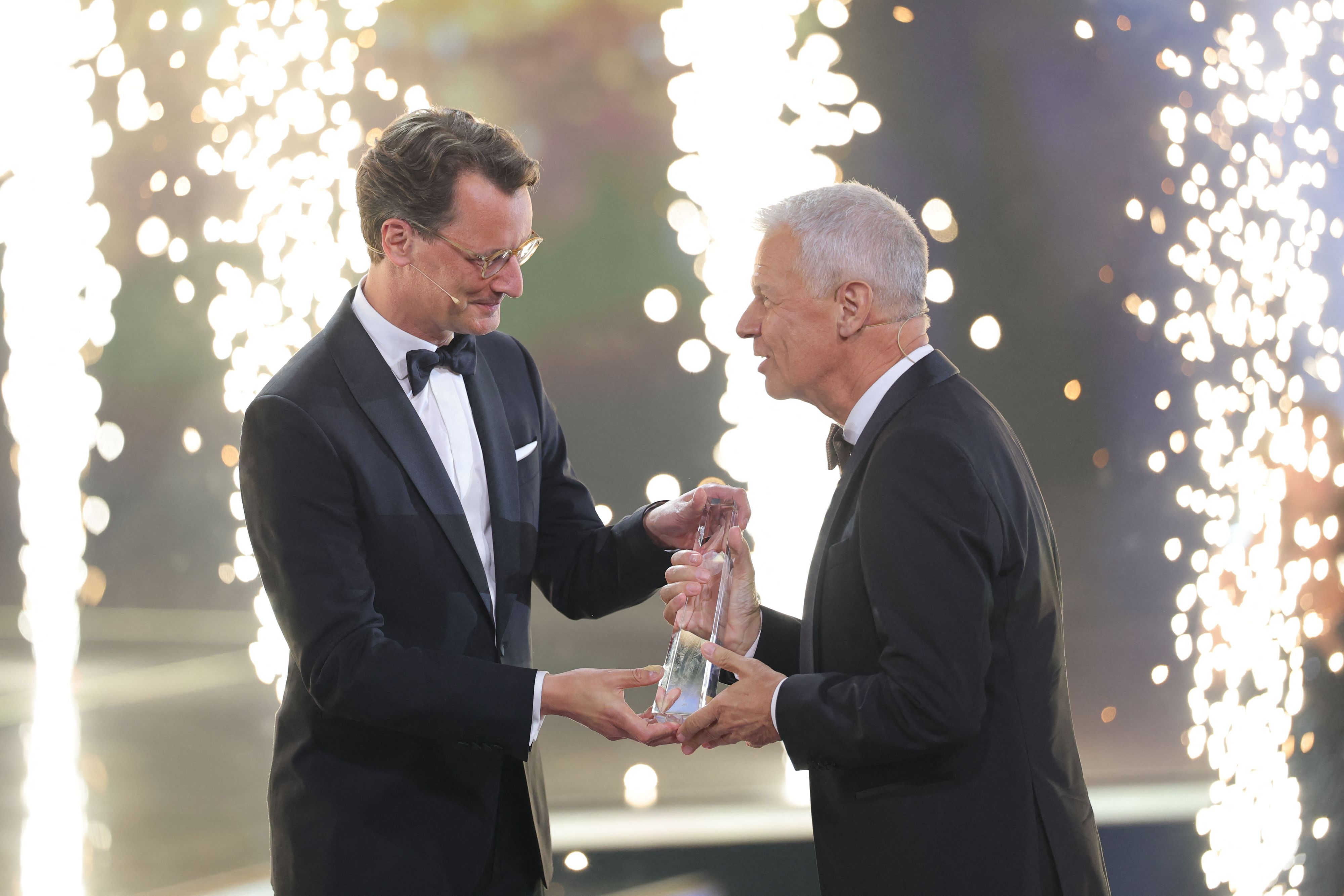 Hendrik Wüst überreicht Peter Kloeppel den Ehrenpreis der Stifter.