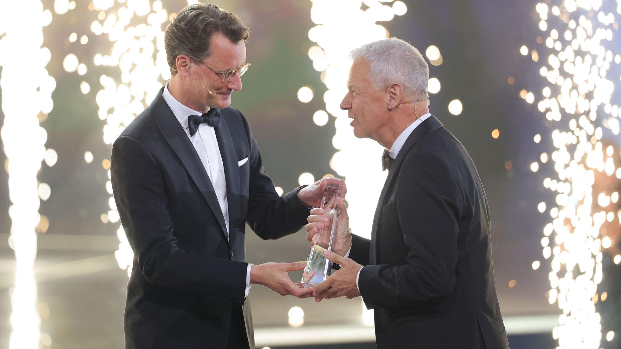 Hendrik Wüst überreicht Peter Kloeppel den Ehrenpreis der Stifter.