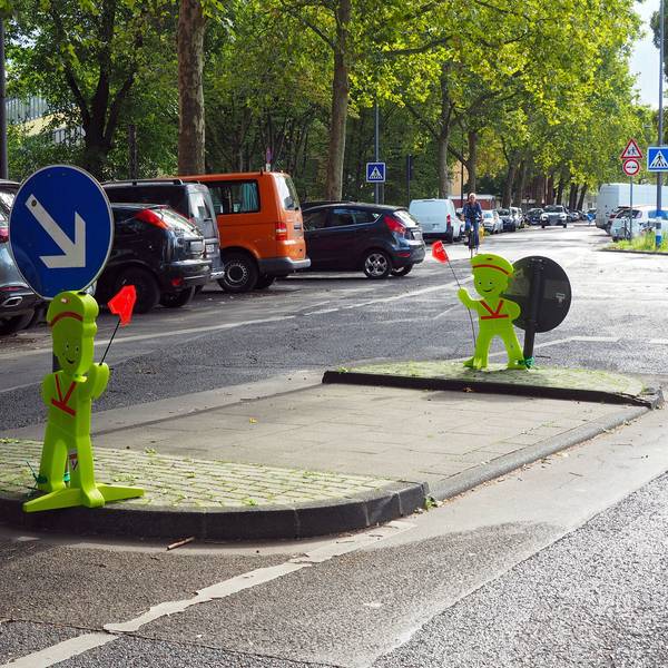 Die neuen „Safety Guys“ vor der Nikolausschule in Zollstock.