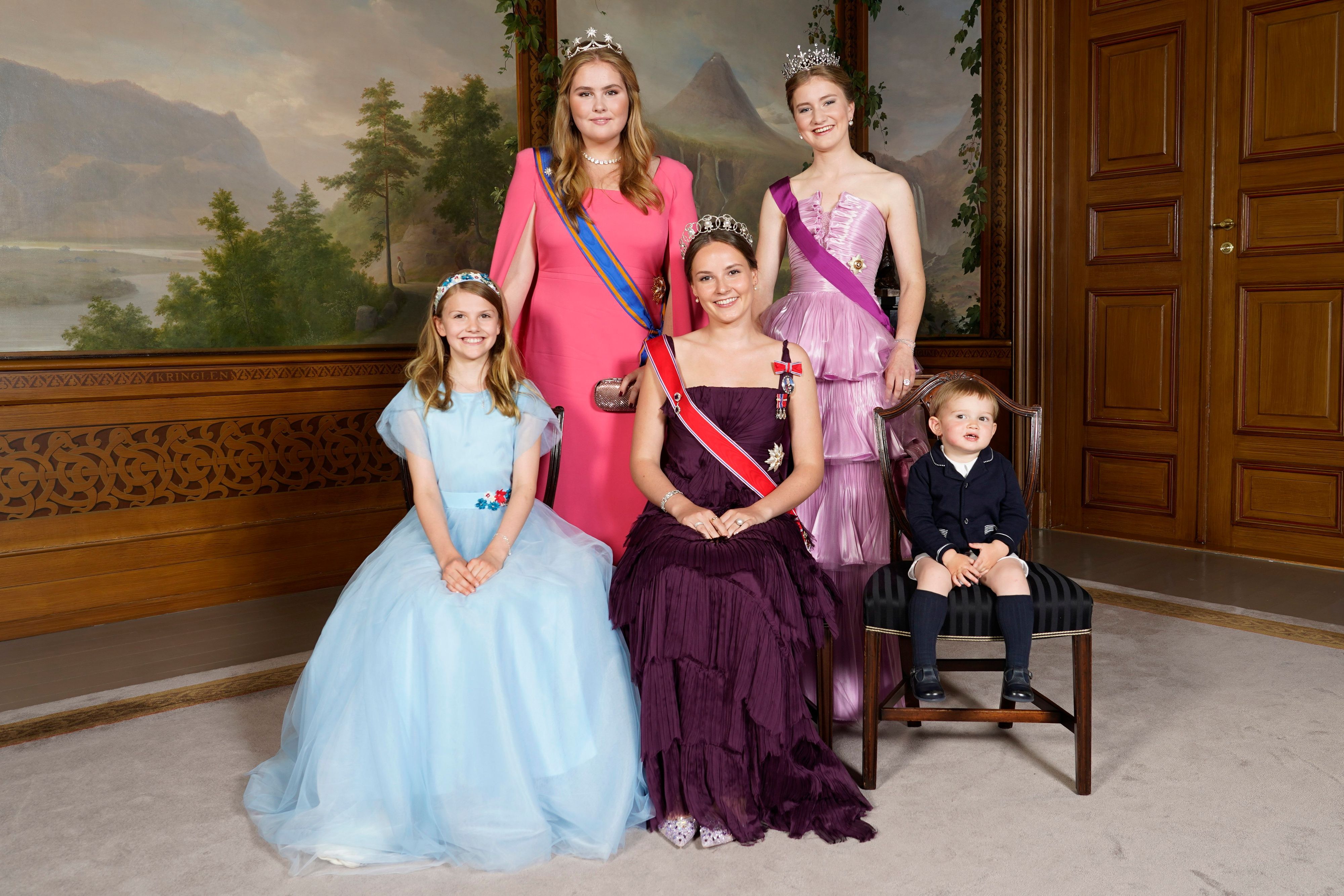 Prinzessin Estelle von Dänemark (vorne l-r), Prinzessin Ingrid Alexandra von Norwegen und Prinz Charles von Luxemburg, Prinzessin Catharina-Amalia der Niederlande (hinten l) und Prinzessin Elisabeth von Belgien posieren im Schloss für ein Foto.