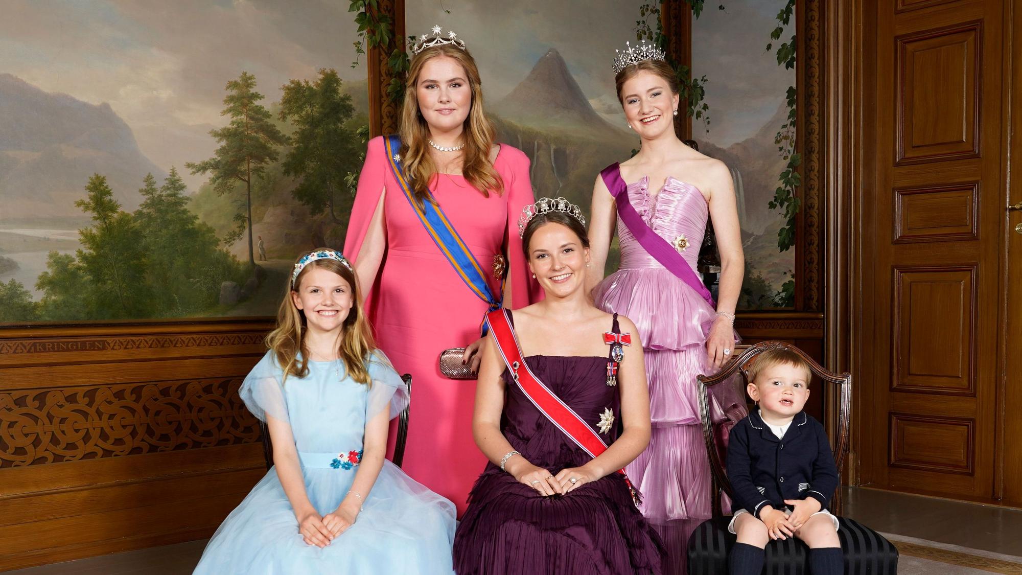 Prinzessin Estelle von Dänemark (vorne l-r), Prinzessin Ingrid Alexandra von Norwegen und Prinz Charles von Luxemburg, Prinzessin Catharina-Amalia der Niederlande (hinten l) und Prinzessin Elisabeth von Belgien posieren im Schloss für ein Foto.
