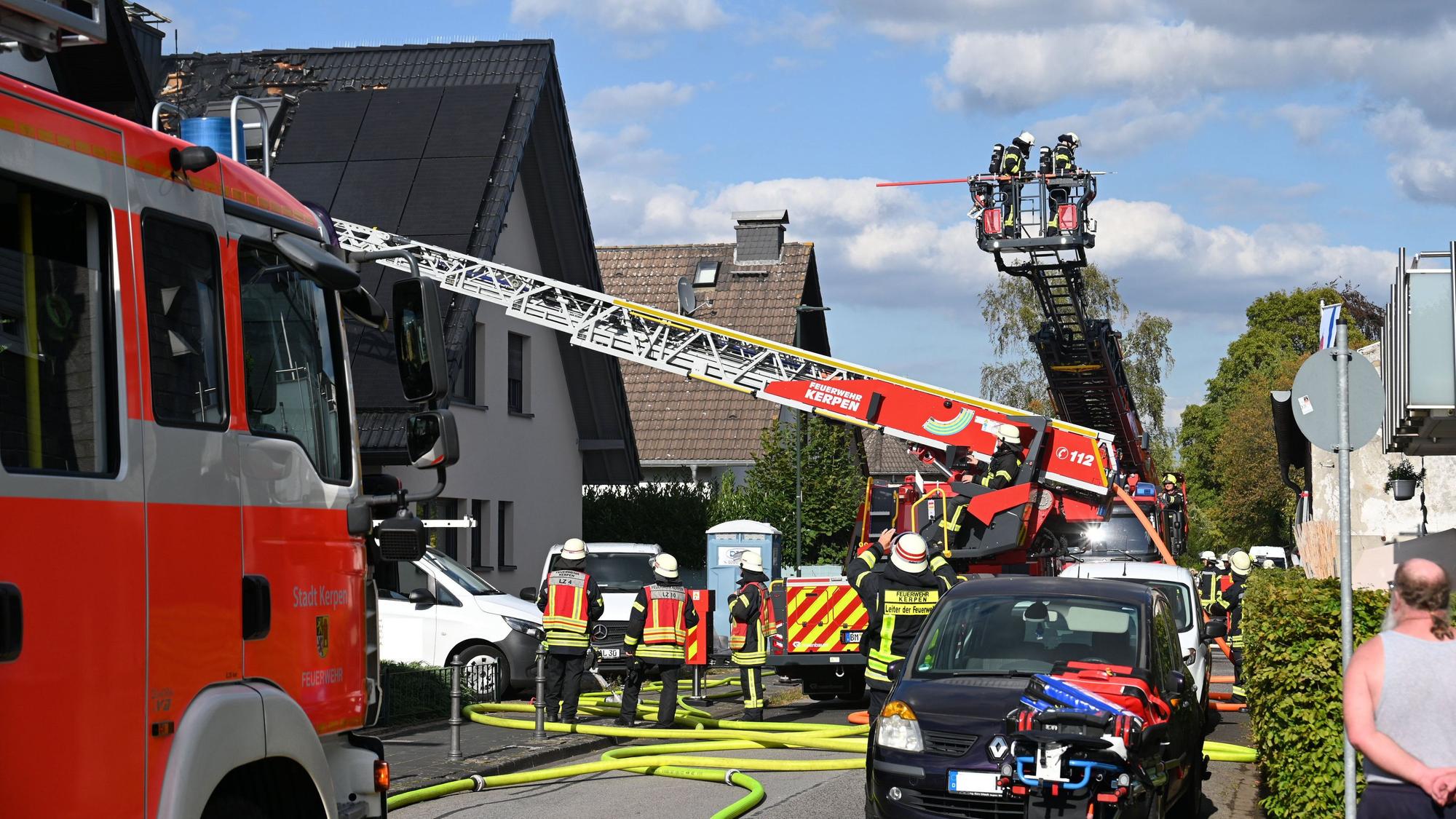 Mit einem Großaufgebot war die Feuerwehr in Kerpen-Mödrath im Einsatz. Im Dachstuhl eines Einfamilienhauses war ein Feuer ausgebrochen.