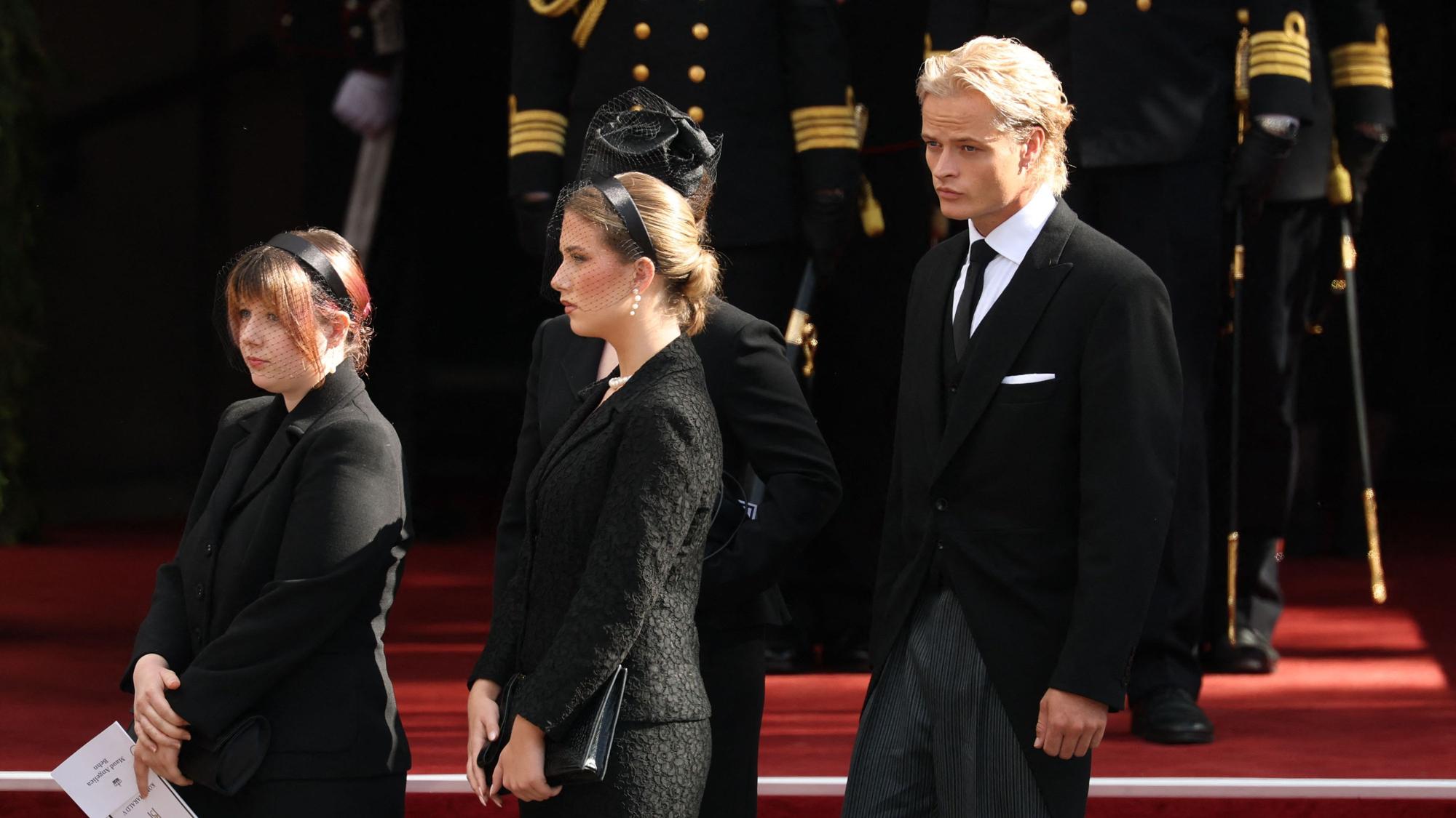 Marius Borg Høiby (rechts), Sohn von Königin Mette-Marit, verlässt mit Maud Angelica Behn (links) und Emma Tallulah Behn den Trauergottesdienst für König Harald V. im Osloer Dom vor der Überführung des Sarges zur Festung Akershus.