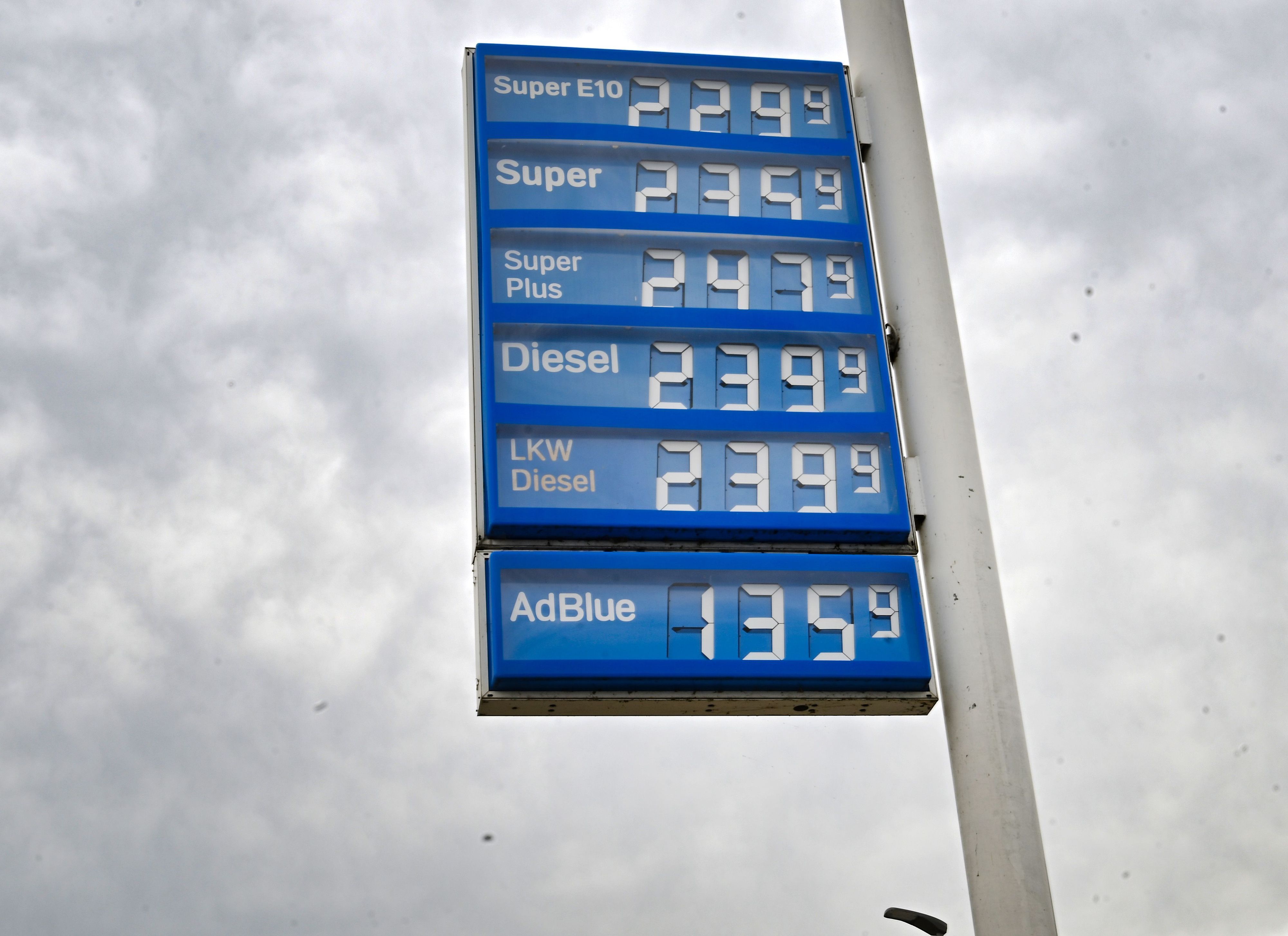 Auf einem Preisschild an einer Tankstelle werden die aktuellen Preise für Kraftstoffe angezeigt.