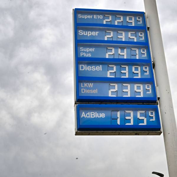 Auf einem Preisschild an einer Tankstelle werden die aktuellen Preise für Kraftstoffe angezeigt.