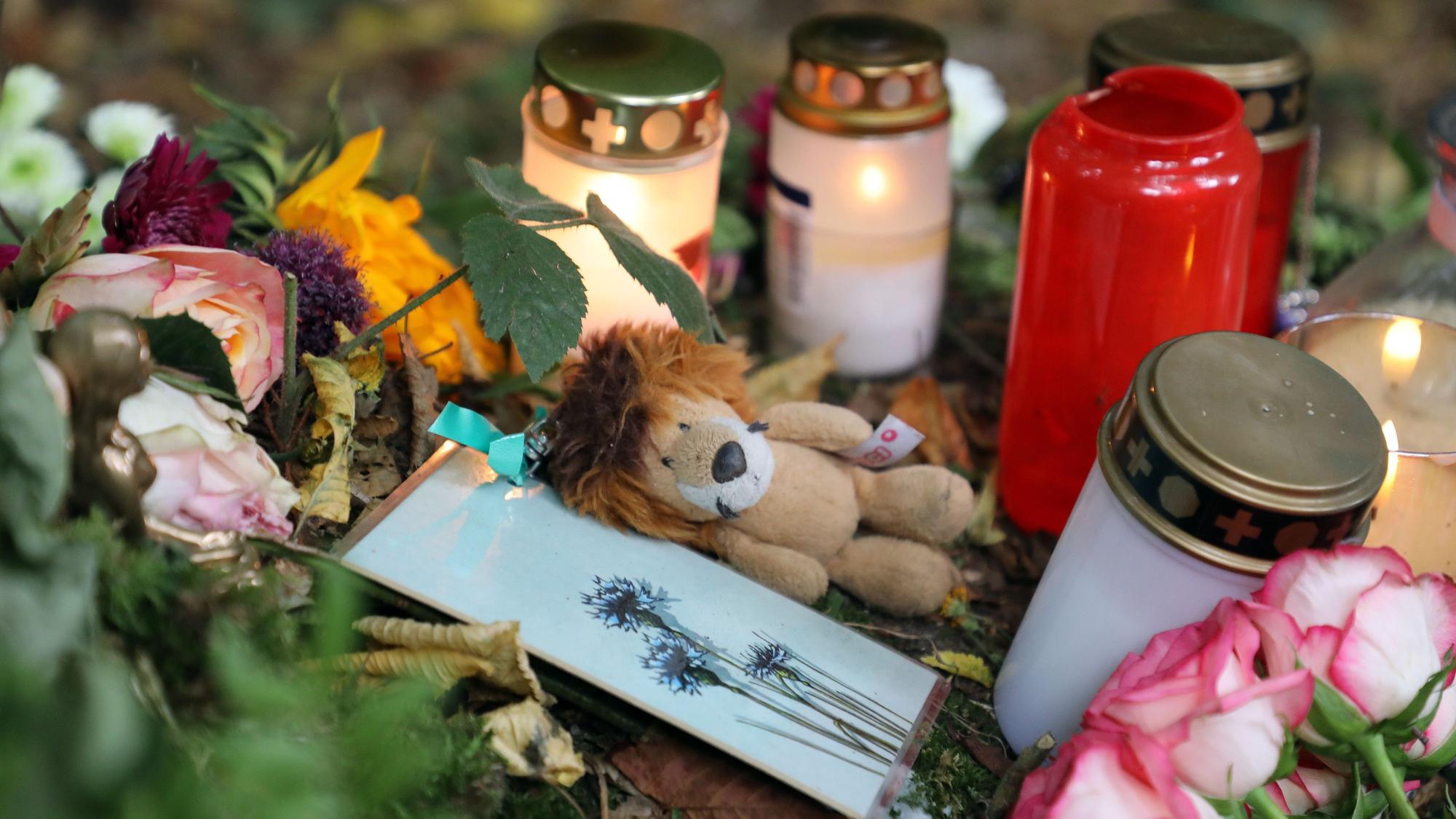 Ein Stofftier, Kerzen udn Blumen an der Unfallstelle im Dürschtal.