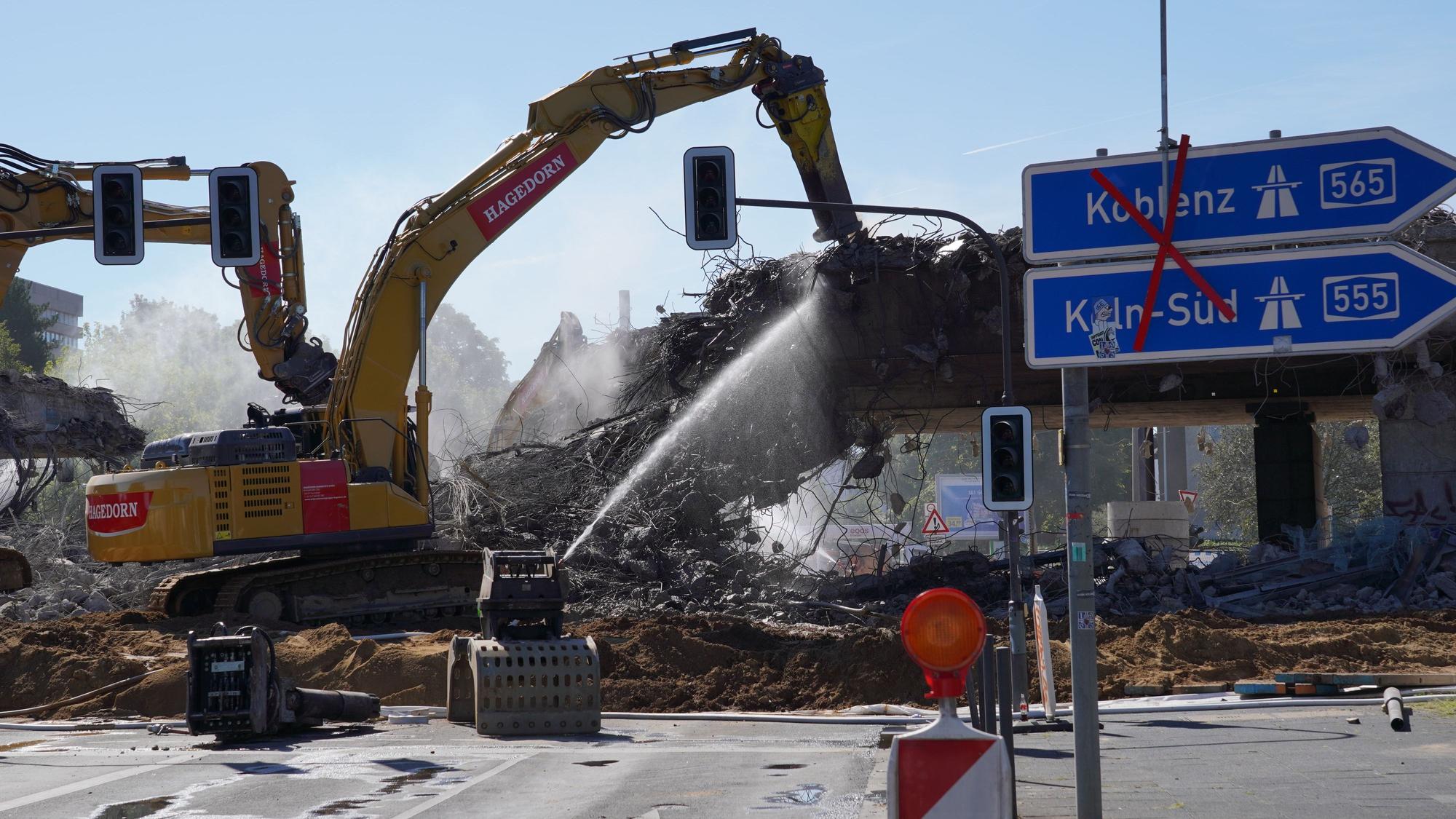 Während der Abrissarbeiten an der linksrheinischen Vorlandbrücke müssen die Bauteile immer wieder mit Wasser besprengt werden, um hohe Staubbildung zu vermeiden. Den Anwohnerinnen und Anwohnern vor Ort reicht das als Schutz aber nicht aus.