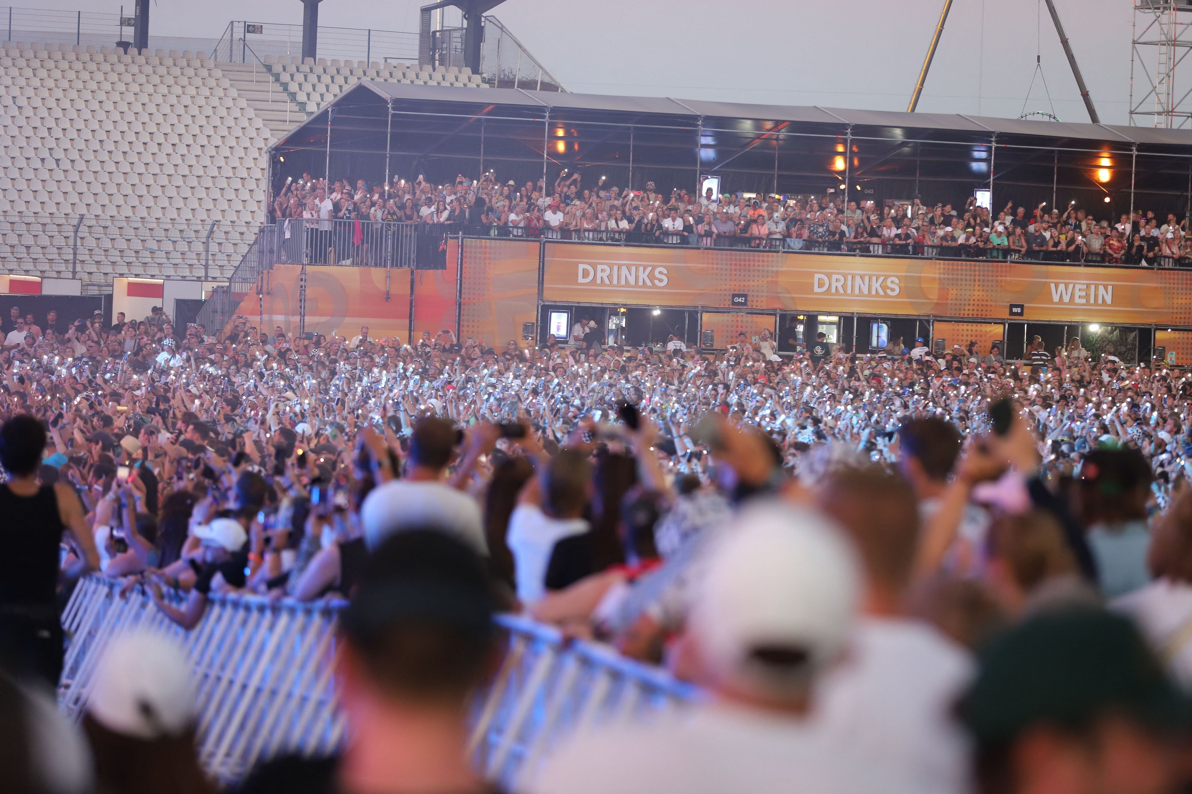 Festivalbesucher stehen bei einem Auftritt von Mark Forster vor der Bühne beim Glücksgefühle-Festival am Hockenheimring.