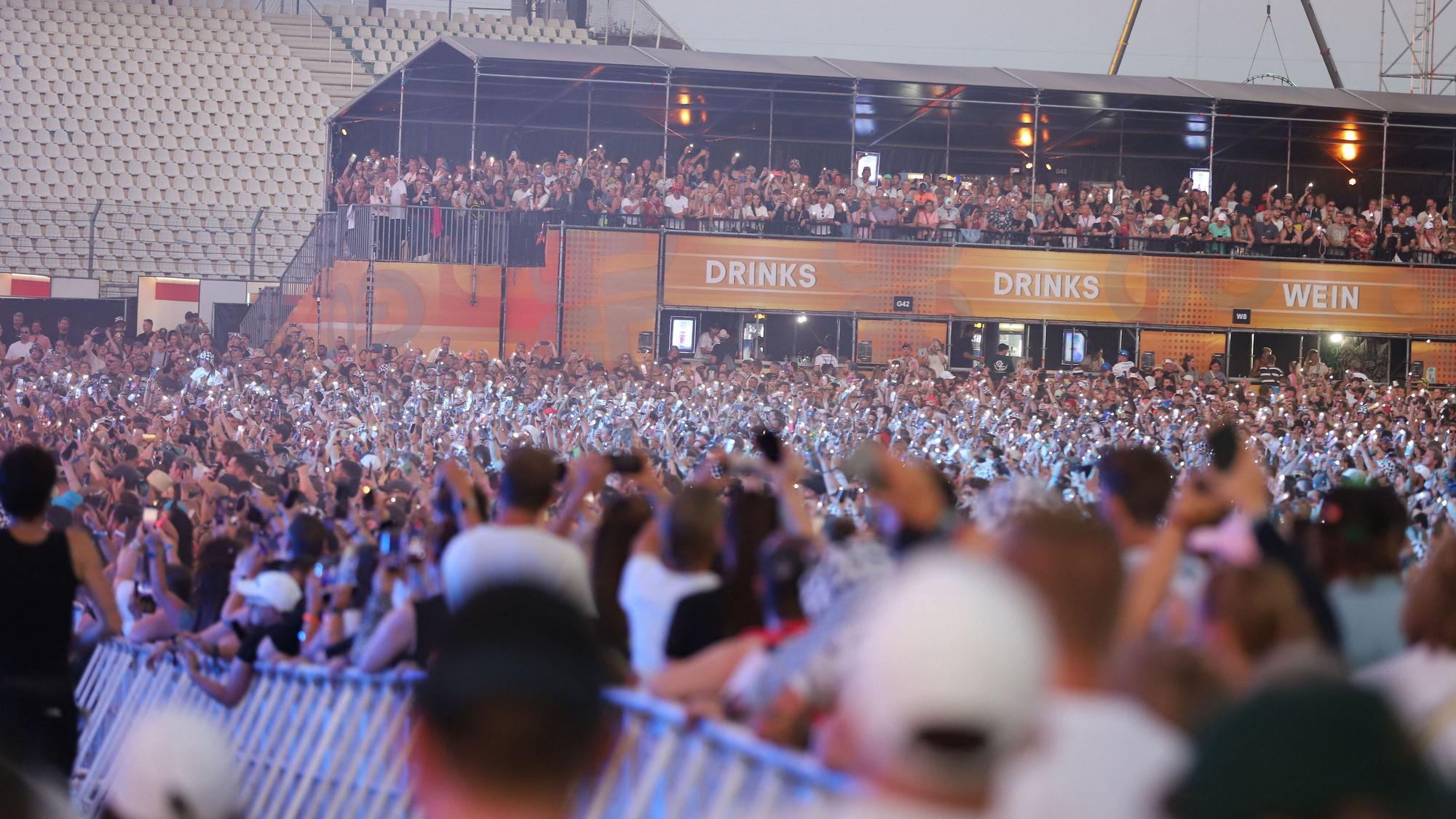 Festivalbesucher stehen bei einem Auftritt von Mark Forster vor der Bühne beim Glücksgefühle-Festival am Hockenheimring.