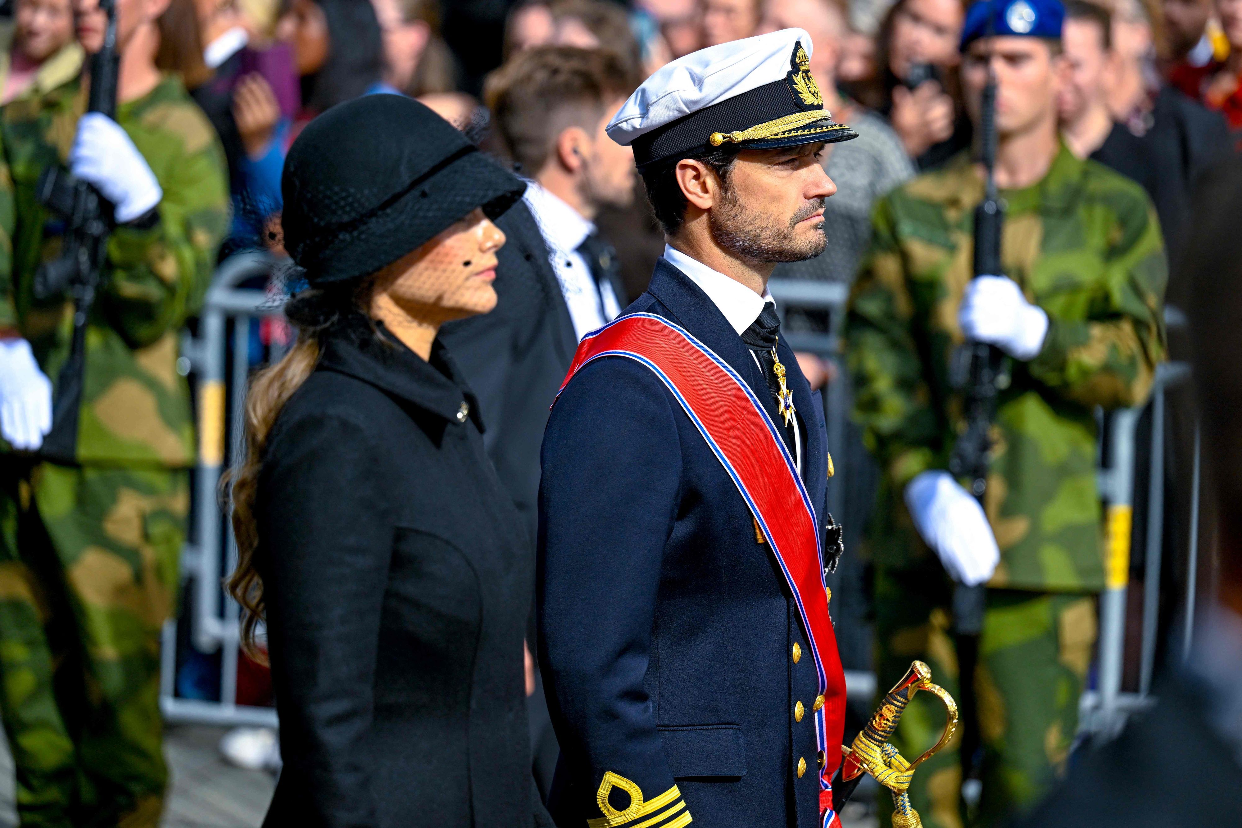 Nach dem Fußmarsch hinter dem Sarg: Carl Philip und Sofia von Schweden treffen zur Trauerfeier für König Harald V. an der Kirche ein.