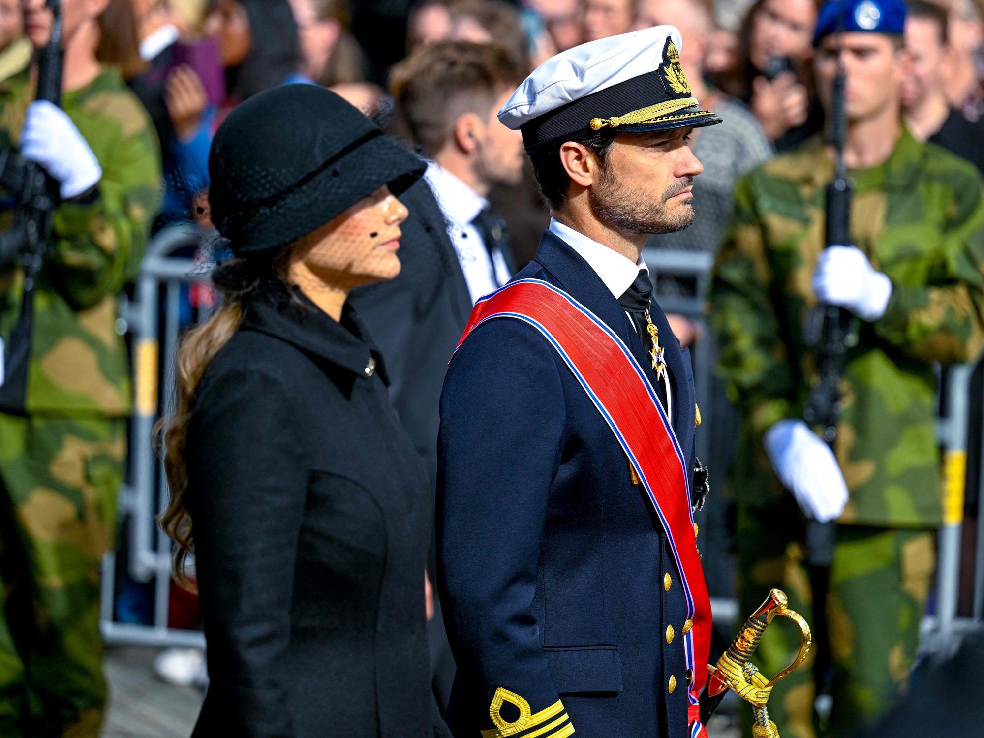 Nach dem Fußmarsch hinter dem Sarg: Carl Philip und Sofia von Schweden treffen zur Trauerfeier für König Harald V. an der Kirche ein.