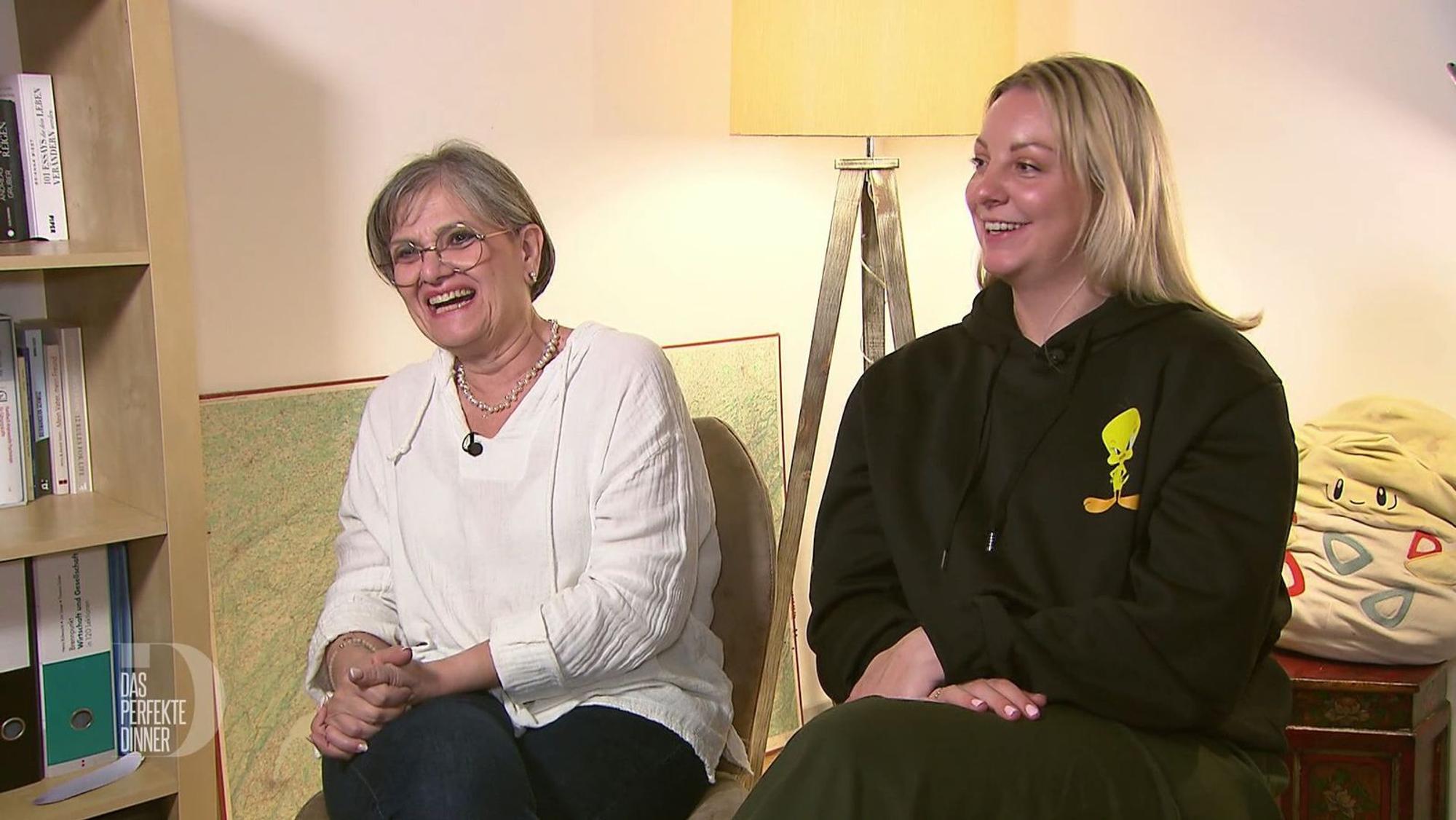 Elena und Michelle schwärmen vom Nachtisch.
(Bild: RTL)