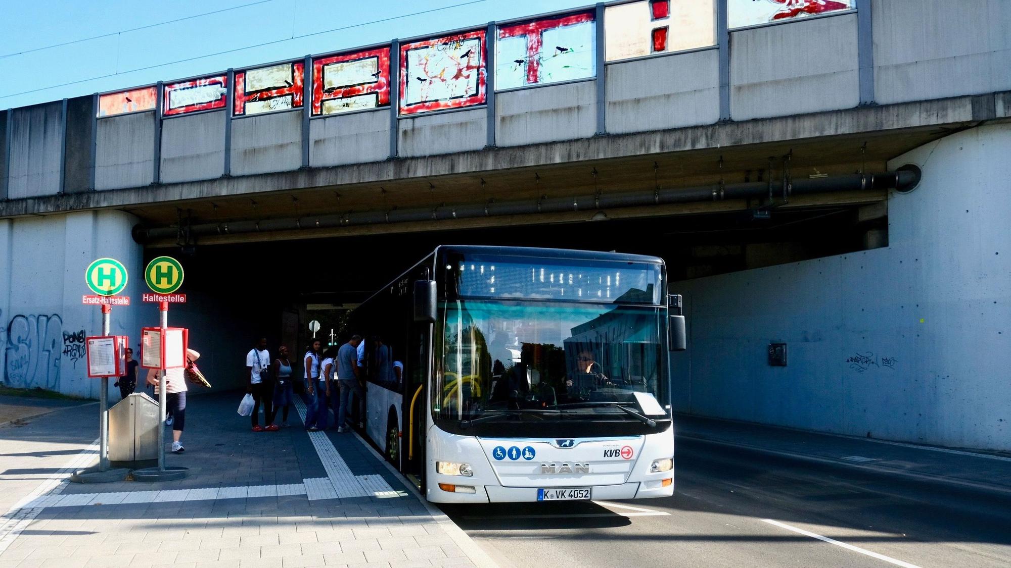 An den Bushaltestellen am Bahnhof Lövenich steigen viele Menschen um.