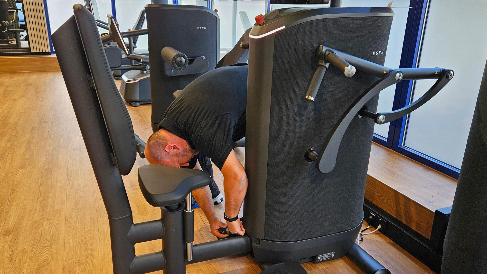Ein Mann arbeitet an einem der Geräte.
