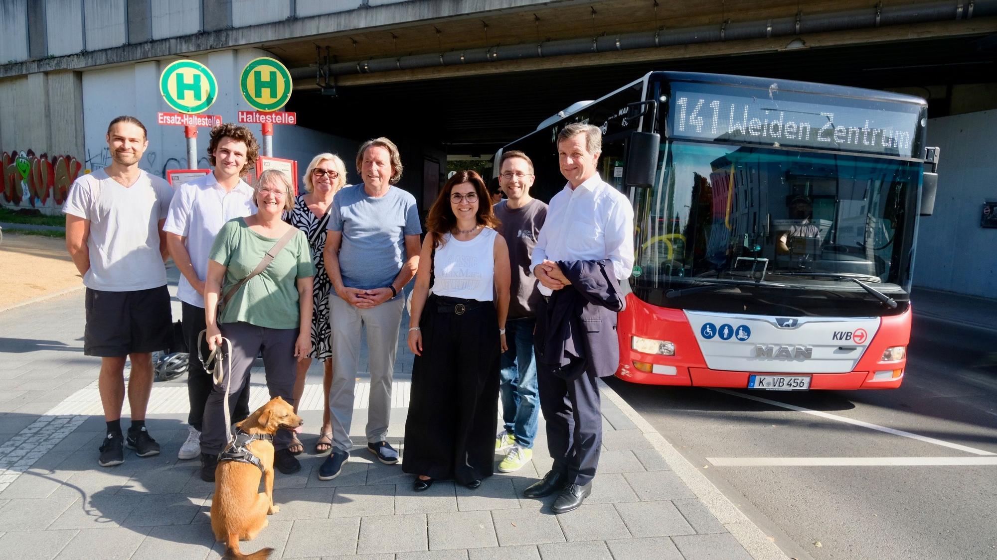 Lindenthaler Bezirkspolitiker mit Bürgermeisterin Teresa de Bellis und Verkehrsdezernent Ascan Egerer an einer der neuen Haltestellen am S-Bahnhof Lövenich.
