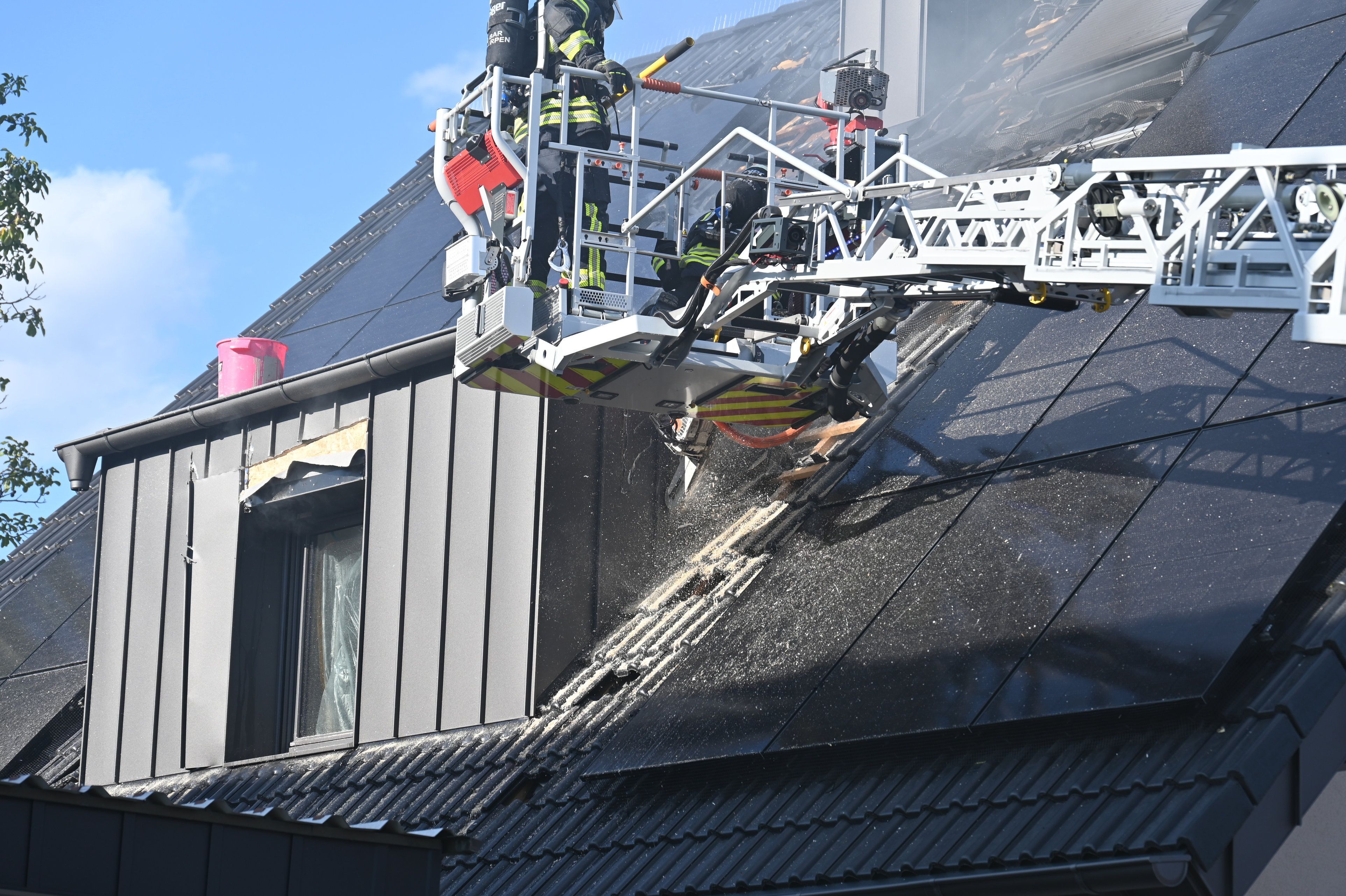Die Löscharbeiten gestalteten sich als schwierig. Unter der Photovoltaik-Anlage saßen Brandnester.