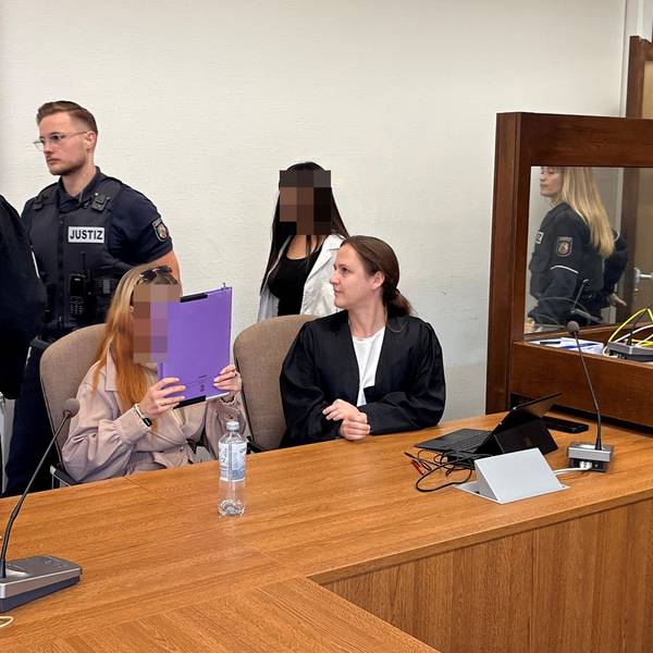 Die beiden angeklagten Frauen mit Verteidiger Goran Bronisch und Verteidigerin Christina Offermanns beim Prozessauftakt im Kölner Landgericht