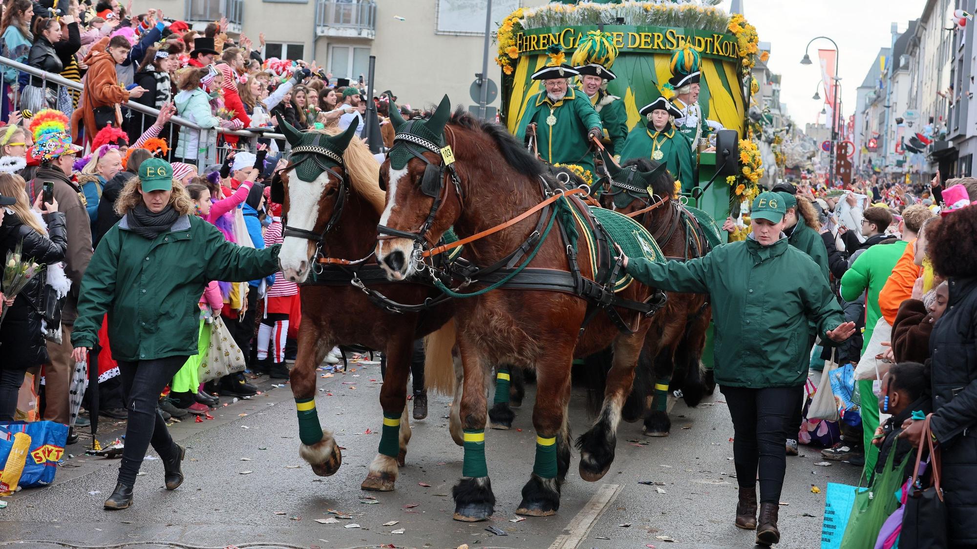 Ein Pferdegespann der Ehrengarde auf der Severinstraße beim Rosenmontagszug 2024.