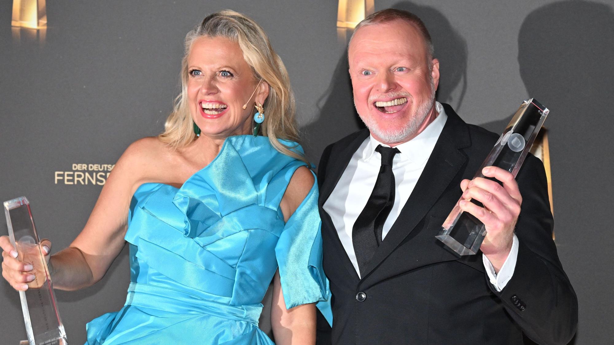 Barbara Schöneberger und Stefan Raab („Wer weiß wie wann was war?“) freuen sich bei der Verleihung des Deutschen Fernsehpreises im Confex über die Auszeichnung in der Kategorie Beste Unterhaltungs-Show.