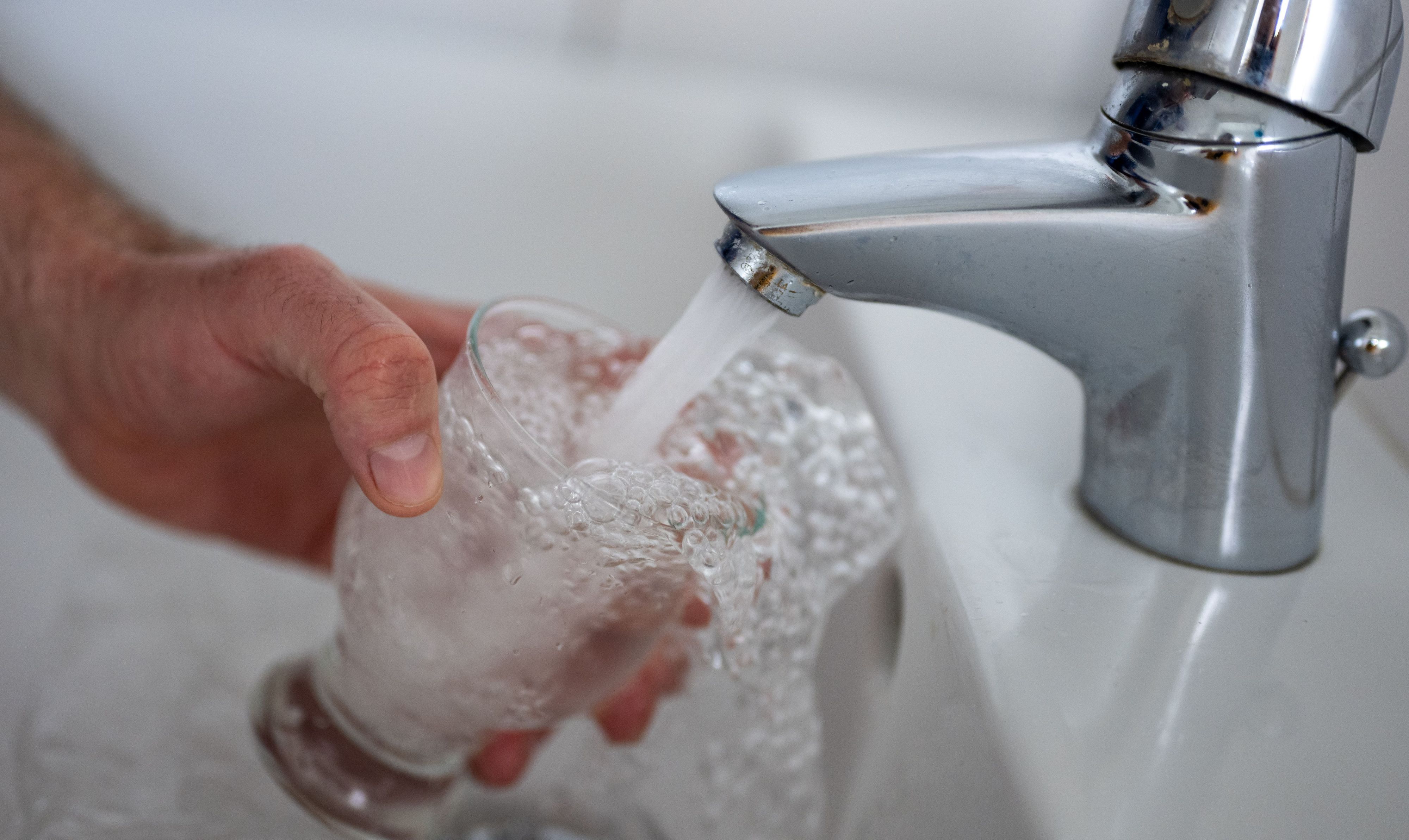 PRODUKTION - 15.04.2024, Berlin: Tinkwasser läuft aus dem Wasserhahn im Badezimmer in ein Glas. (zu dpa: «Kein Abkochgebot für Trinkwasser mehr») Foto: Monika Skolimowska/dpa +++ dpa-Bildfunk +++