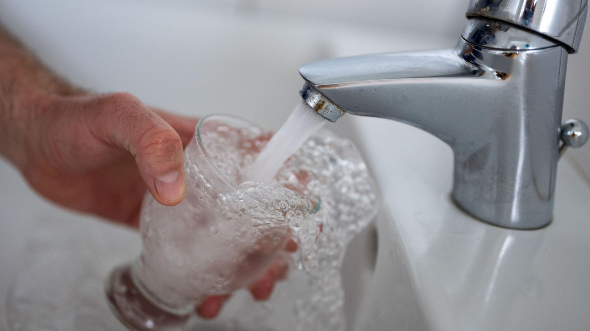 PRODUKTION - 15.04.2024, Berlin: Tinkwasser läuft aus dem Wasserhahn im Badezimmer in ein Glas. (zu dpa: «Kein Abkochgebot für Trinkwasser mehr») Foto: Monika Skolimowska/dpa +++ dpa-Bildfunk +++
