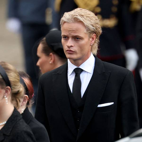Marius Borg Høiby geht neben seiner Familie.