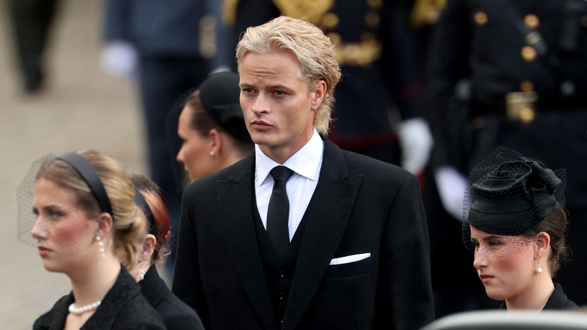 Marius Borg Høiby geht neben seiner Familie.