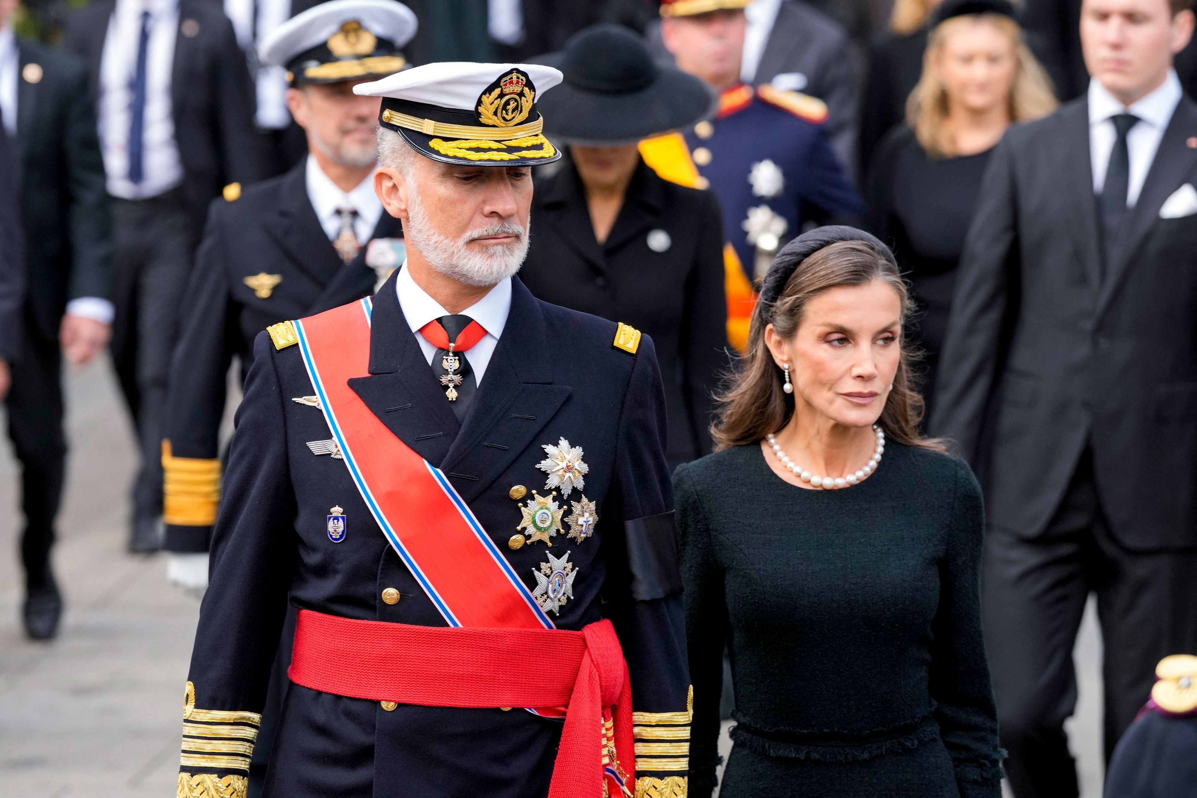 Spaniens König Felipe und Königin Letizia treffen zur Trauerfeier für den verstorbenen norwegischen König Harald V. am Dom in Oslo ein.