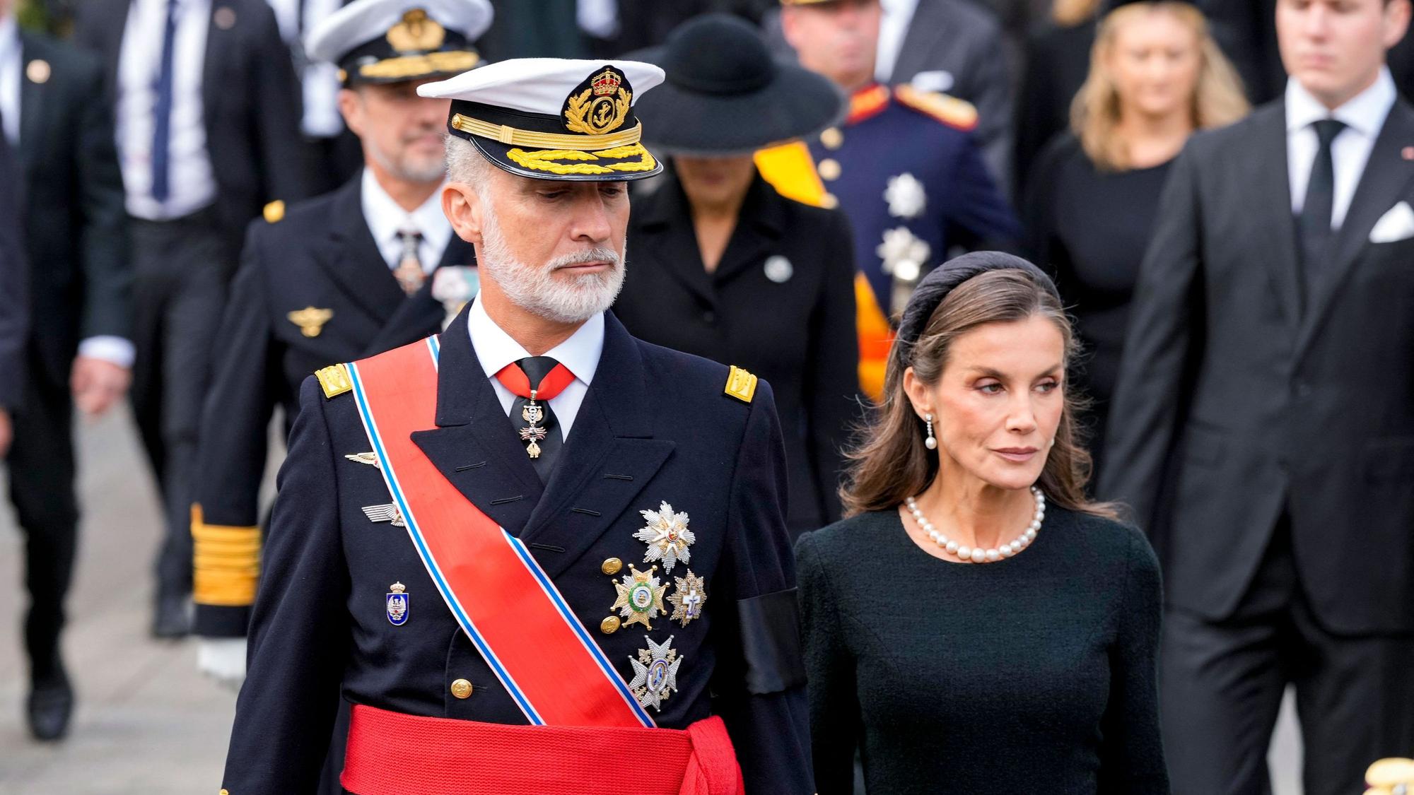 Spaniens König Felipe und Königin Letizia treffen zur Trauerfeier für den verstorbenen norwegischen König Harald V. am Dom in Oslo ein.