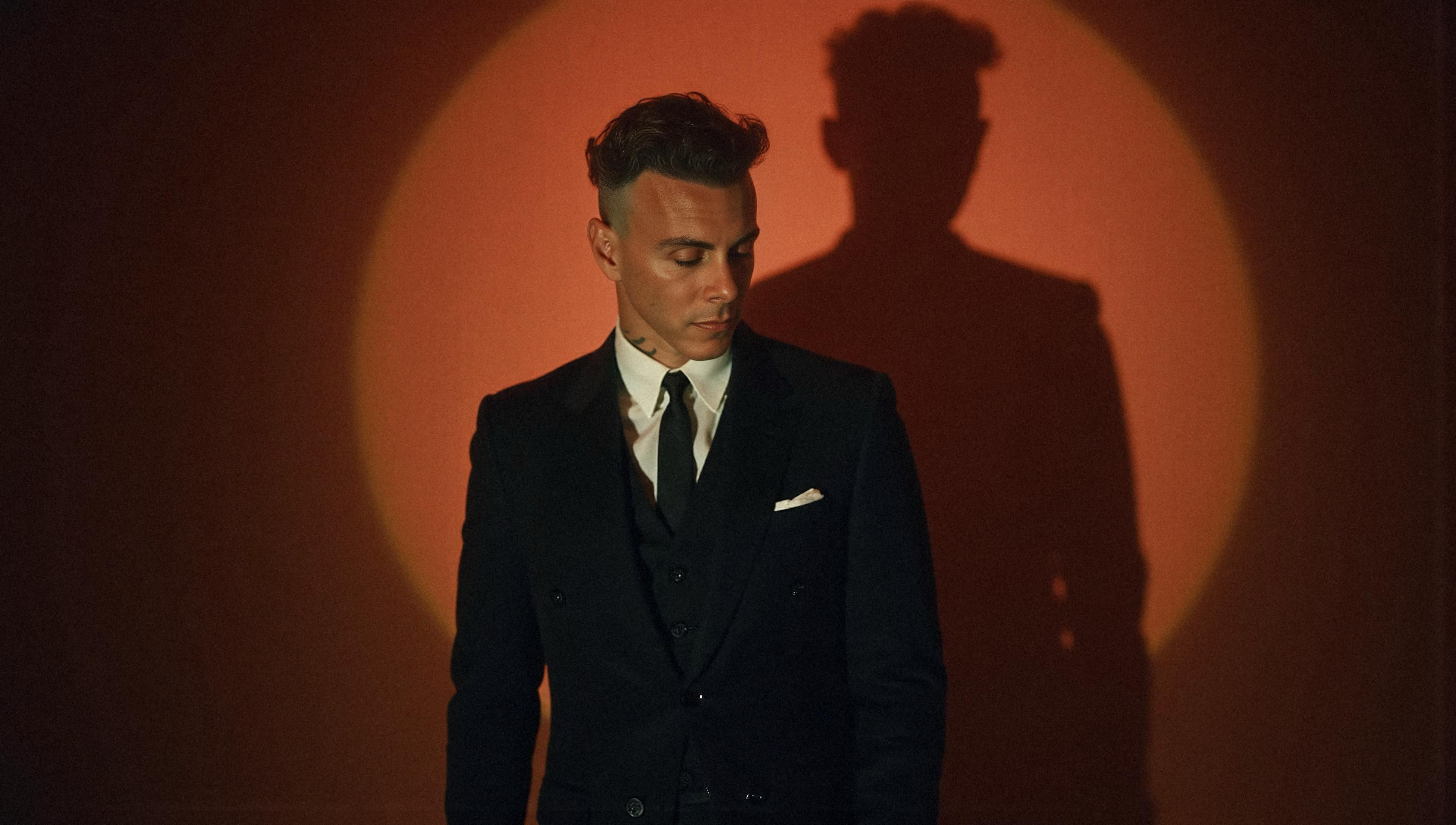 Asaf Avidan: Die „New York Times“ schreibt über ihn: ein „Künstler, der schreibt wie Leonard Cohen, singt wie Robert Plant und mit dem magischen Charisma eines Cabaret-Tänzers ausgestattet ist“.