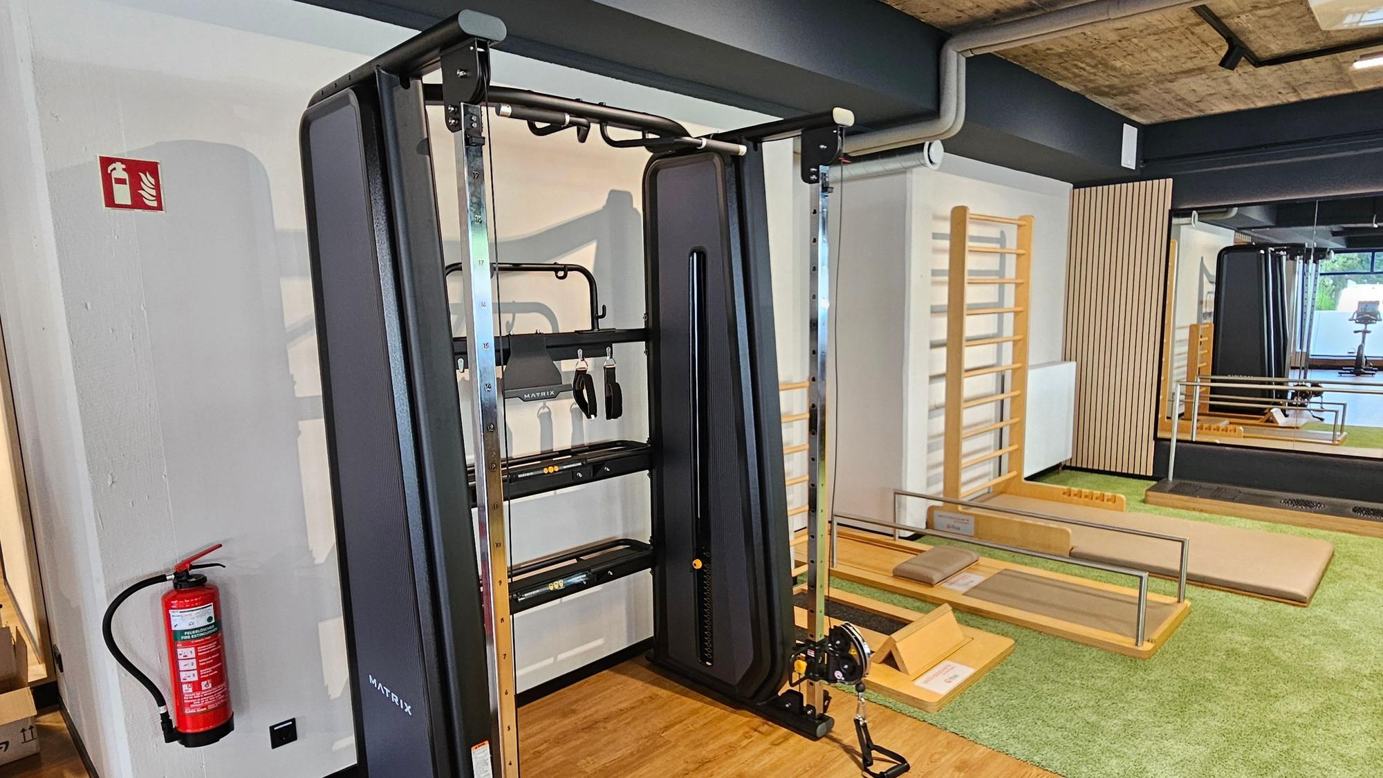 Blick auf verschiedene Fitnessgeräte.