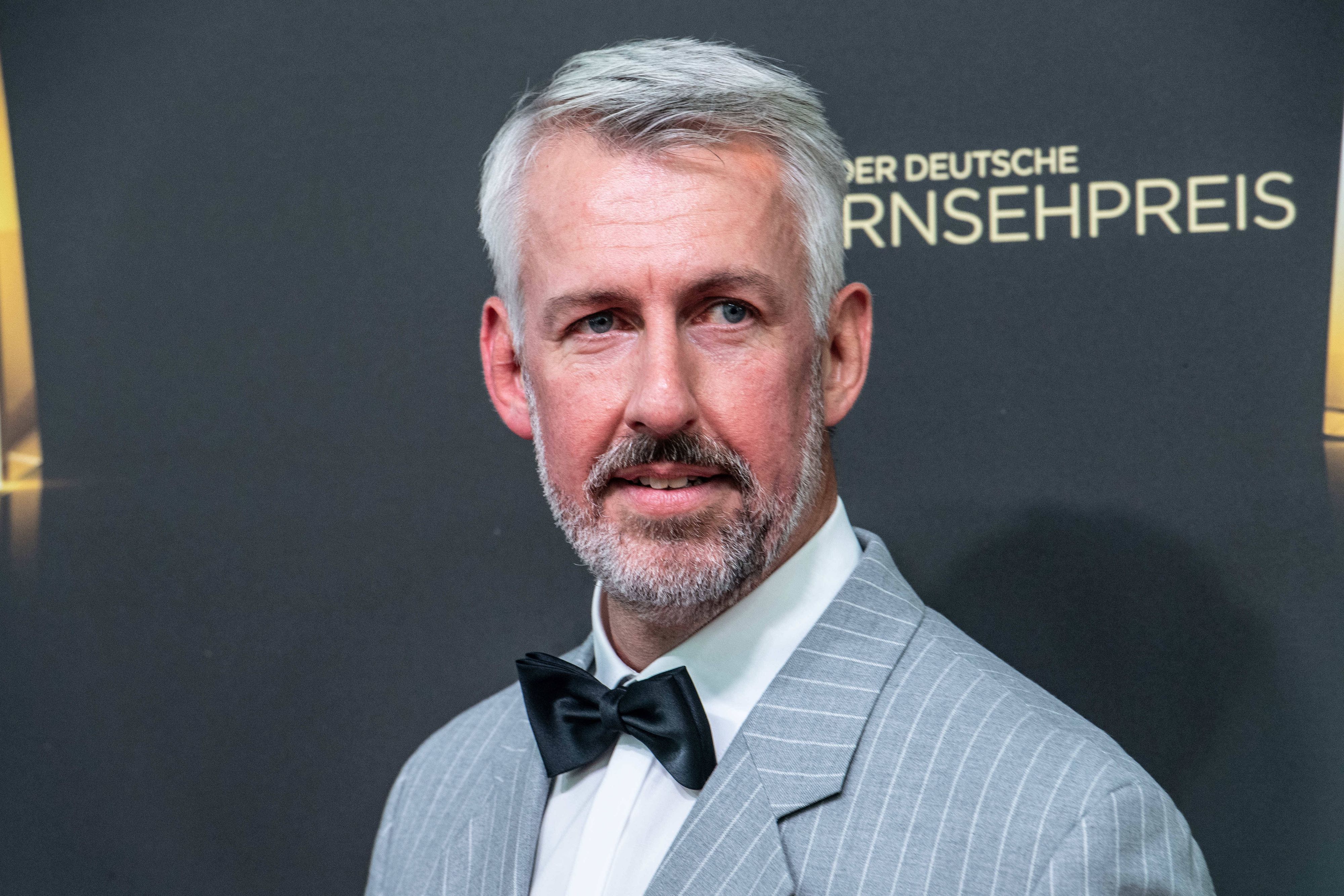 Sebastian Pufpaff posiert beim Deutschen Fernsehpreis 2026.