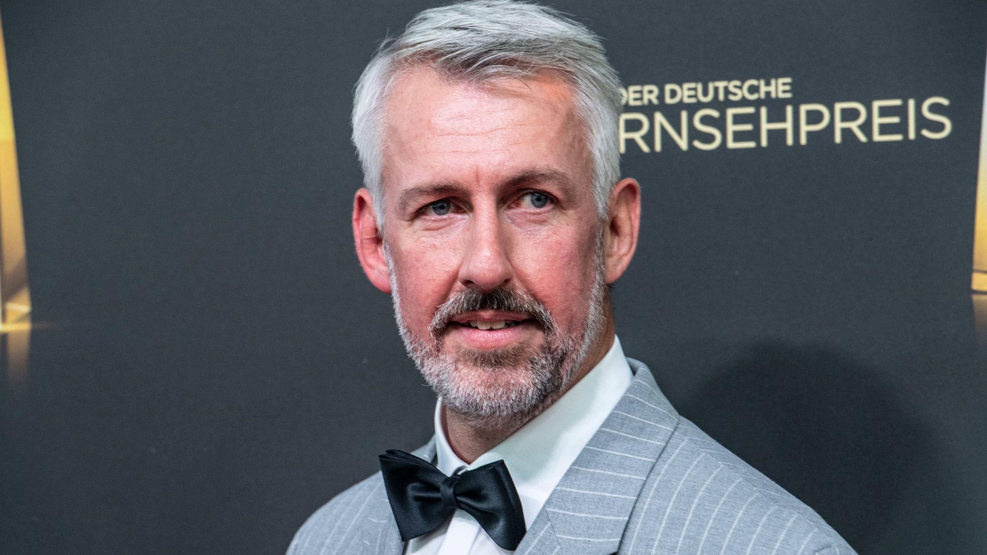 Sebastian Pufpaff posiert beim Deutschen Fernsehpreis 2026.
