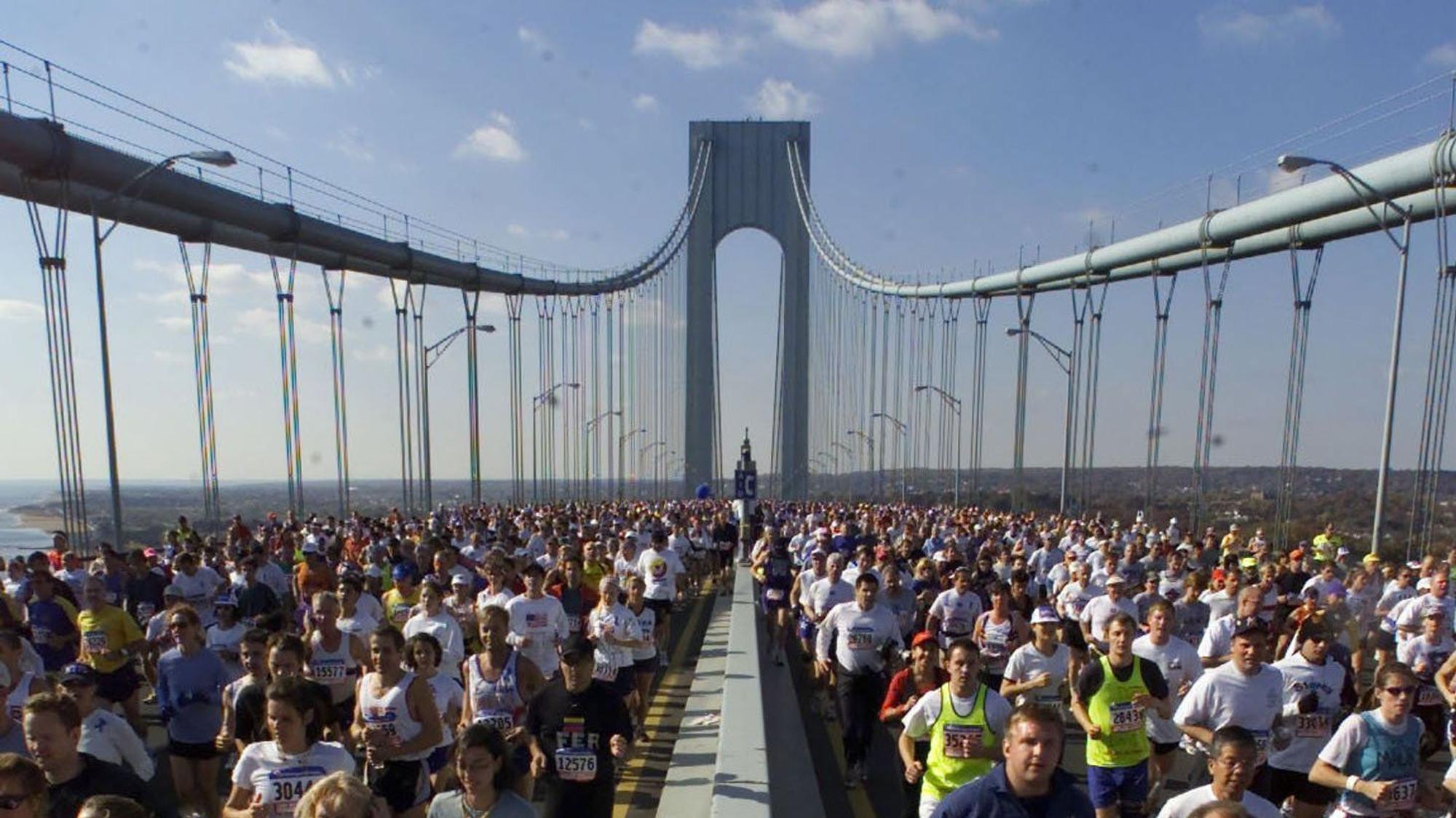 Die Verazzano Narrows Bridge angefüllt mit Läufern. Im Hintergrund die Skyline von New York.