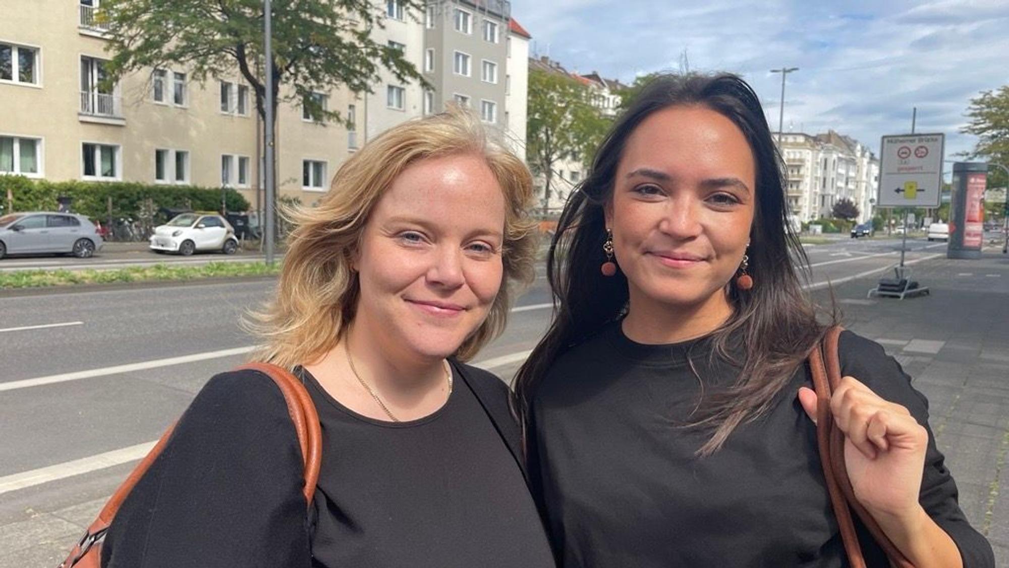 Die Freundinnen Helen Mey und Janet Kinnert in der Nähe des Reichensperger Platzes.