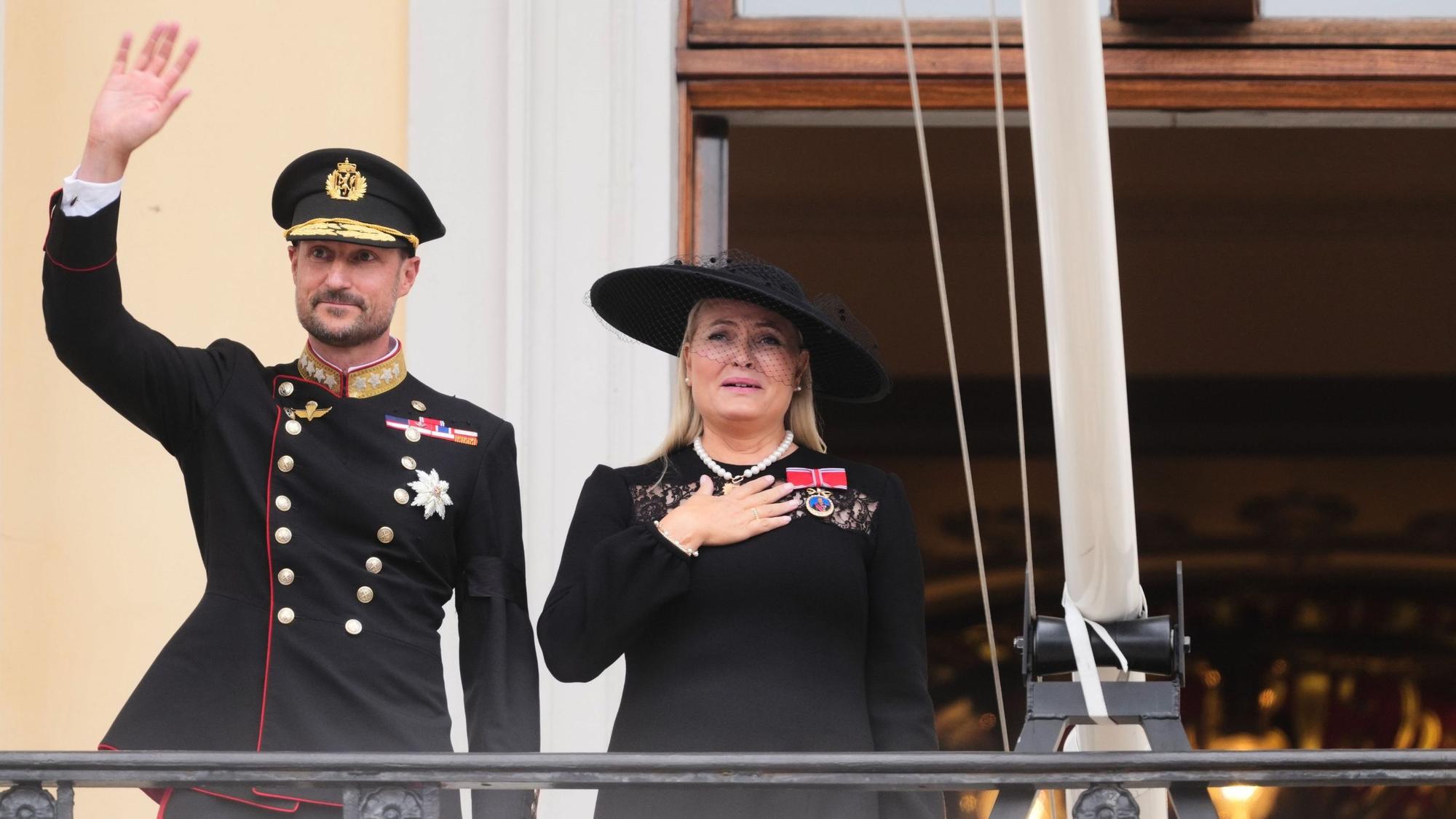 Norwegens König Haakon VIII. und Königin Mette-Marit winken nach dem Trauerzug und der Trauerfeier für Norwegens König Harald V. vom Balkon des Königspalasts.