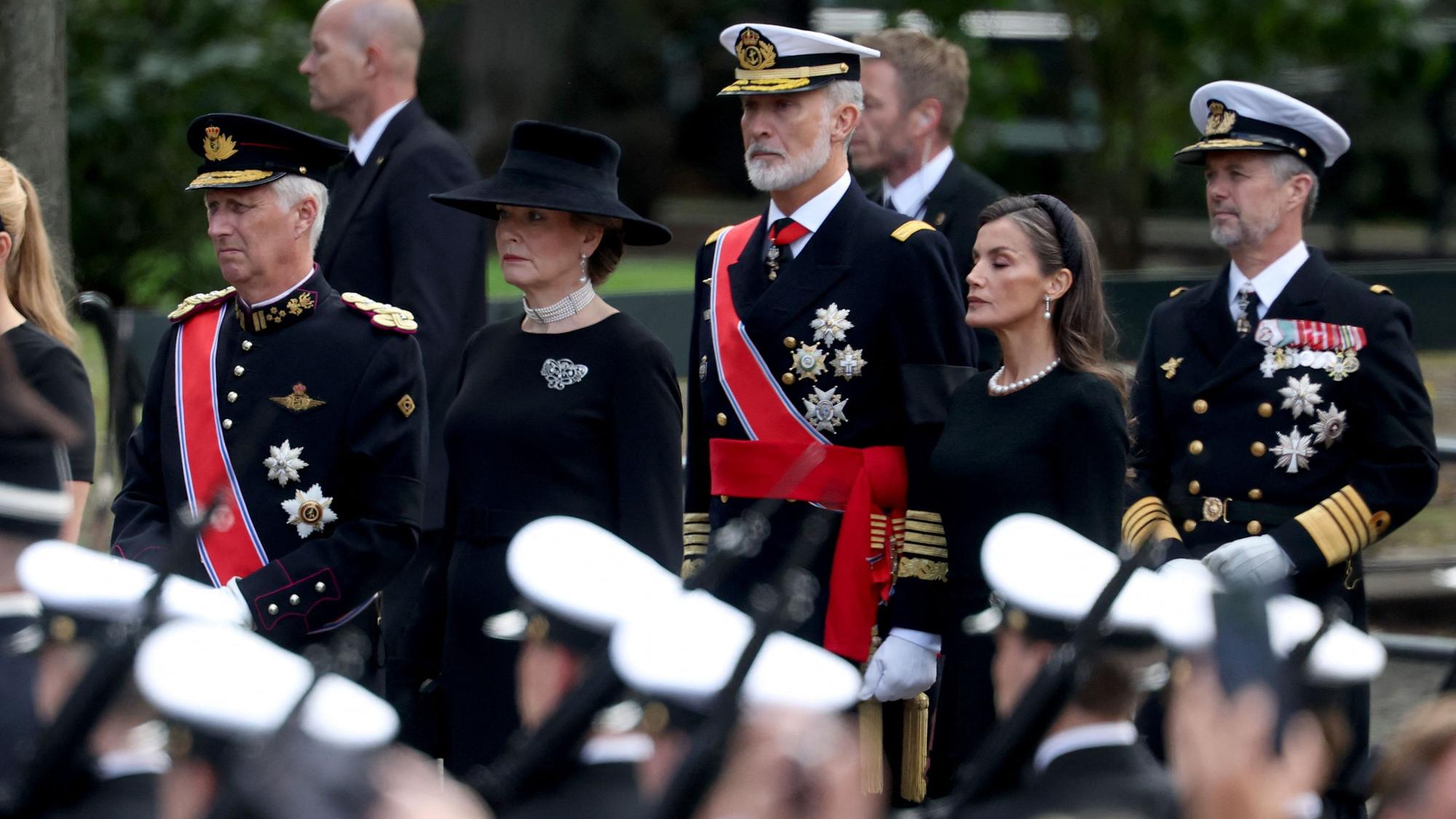 Von links: Belgiens König Philippe und Königin Mathilde, Spaniens König Felipe und Königin Letizia sowie Dänemarks König Frederik X. gehen am 9. September 2026 beim Trauerzug für den verstorbenen norwegischen König Harald V. vom Königspalast zur Kathedrale in Oslo.