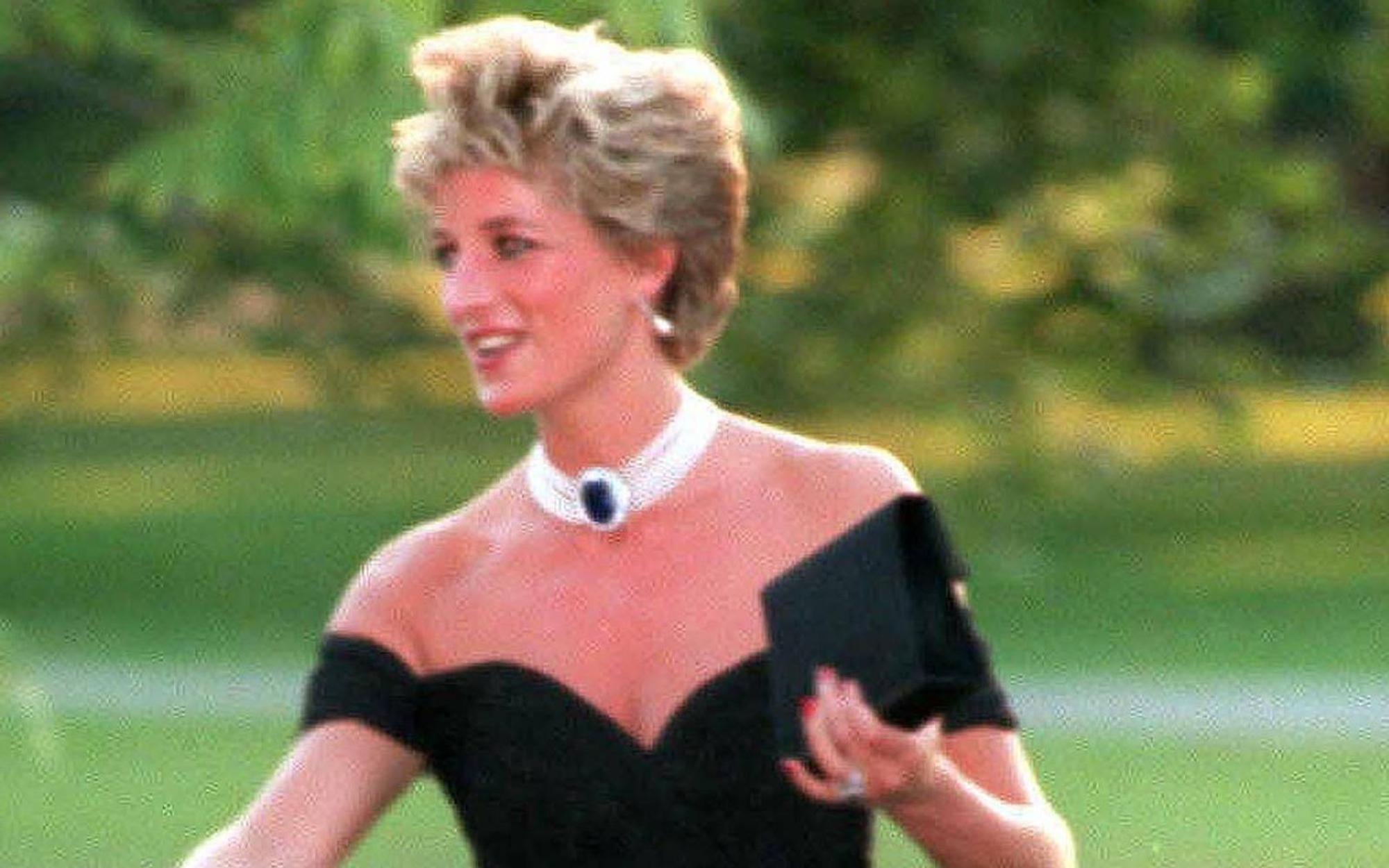 1994 zeigte Prinzessin Diana das heute ikonische „Rachekleid“ erstmals öffentlich. Kurz zuvor war die Affäre ihres Ehemanns Prinz Charles öffentlich geworden. (Bild: IMAGO / Avalon.Red)