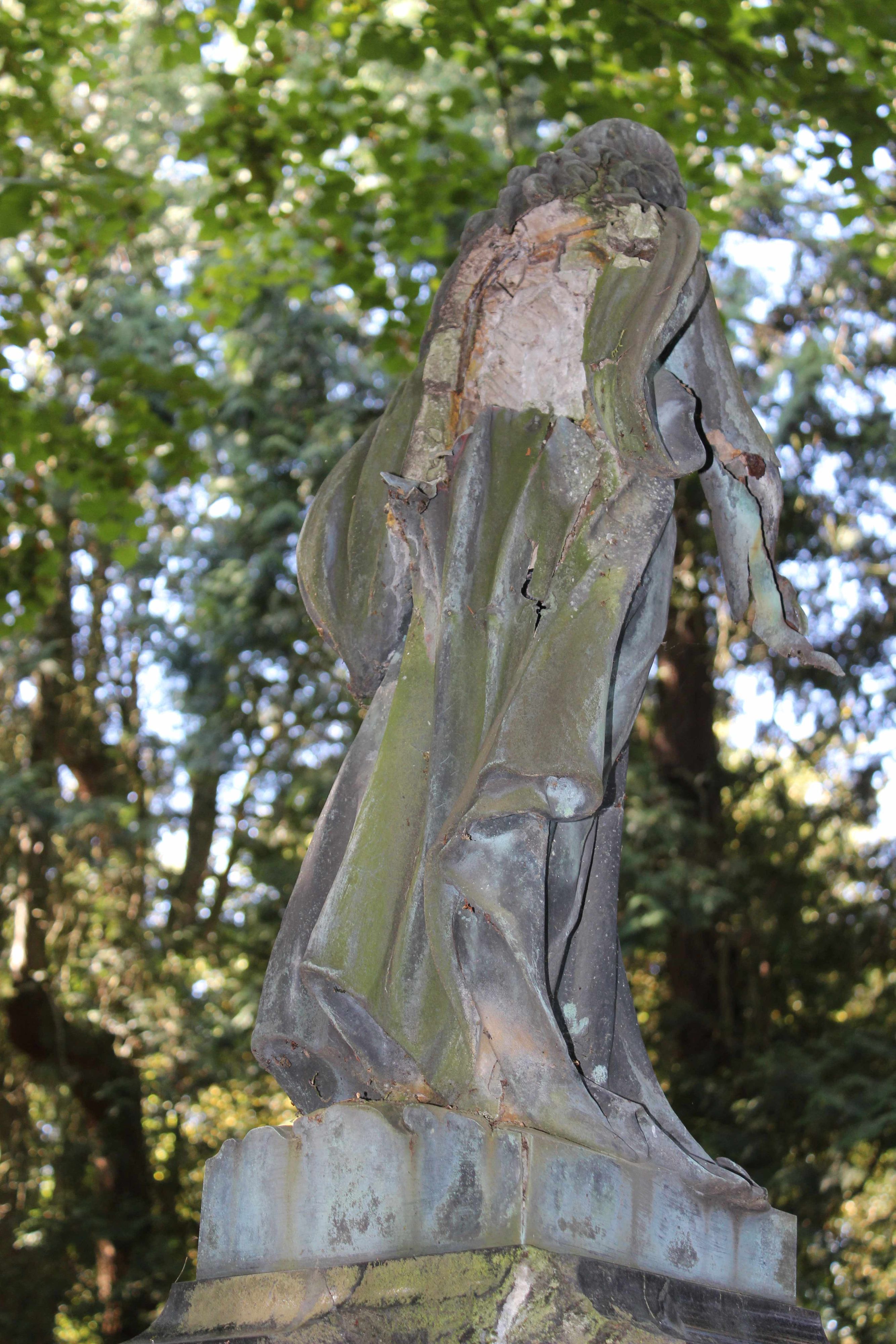 Beschädigte Engelsfigur auf dem Melaten-Friedhof - ein Fall für eine Grabpatenschaft.