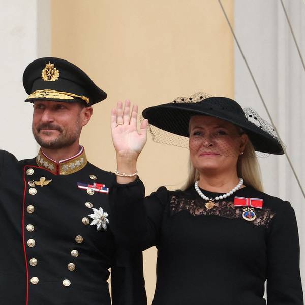 König Haakon und Königin Mette-Marit winken nach der Beisetzung von König Harald vom Palastbalkon.