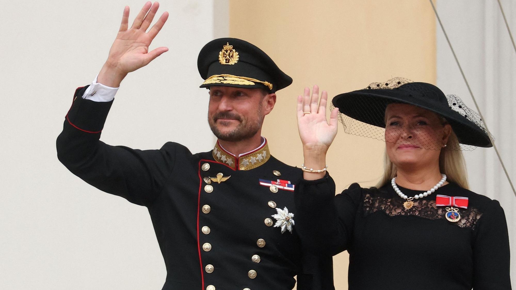 Als sich der von der Menschenmenge erwartete Balkon-Auftritt um vier Minuten verzögerte, hallten lautstarke Rufe durch die Menge: „Haakon, wo bist du?“.