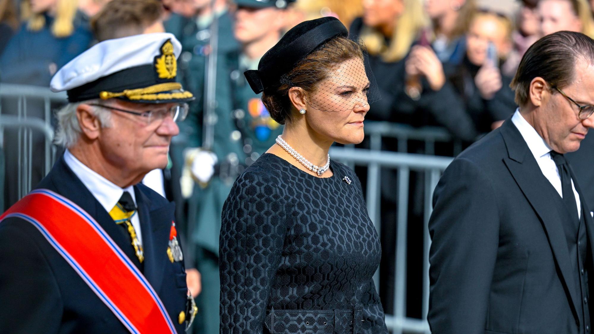 König Carl Gustaf von Schweden, Kronprinzessin Victoria und Prinz Daniel gehen hinter dem Sarg her, in dem König Harald V. vom Palast zur Kathedrale von Oslo überführt wird.