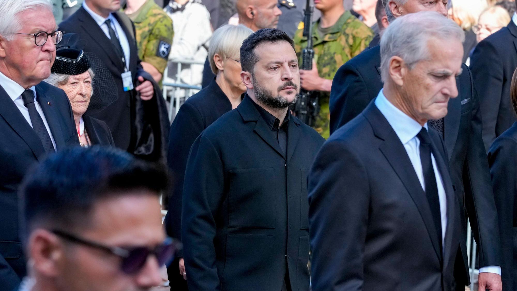 Bundespräsident Frank-Walter Setinmeier (l), der ukrainische Präsident Wolodymyr Selenskyj (M) und der norwegische Ministerpräsident Jonas Gahr Store (r) schreiten hinter dem Sarg mit König Harald V. vom Königspalast zur Kathedrale von Oslo.