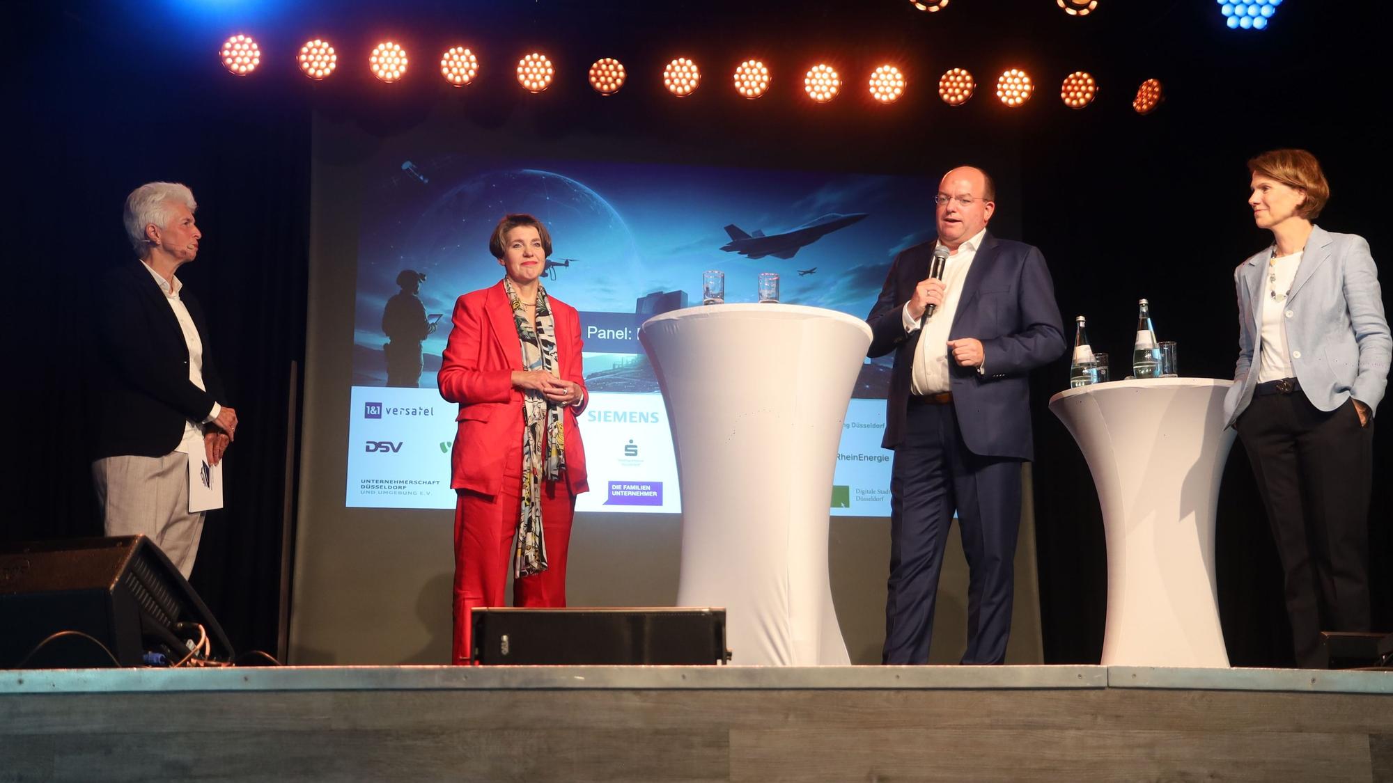 Auf dem Podium der MS Rhein-Magie: Marie-Agnes Strack-Zimmermann (MdE FDP, v.l.), Susanne Fabry (Rhein-Energie-Vorstand), Markus Bangen (Chef Duisburger Hafen) und Karen Florschütz (Airbus)