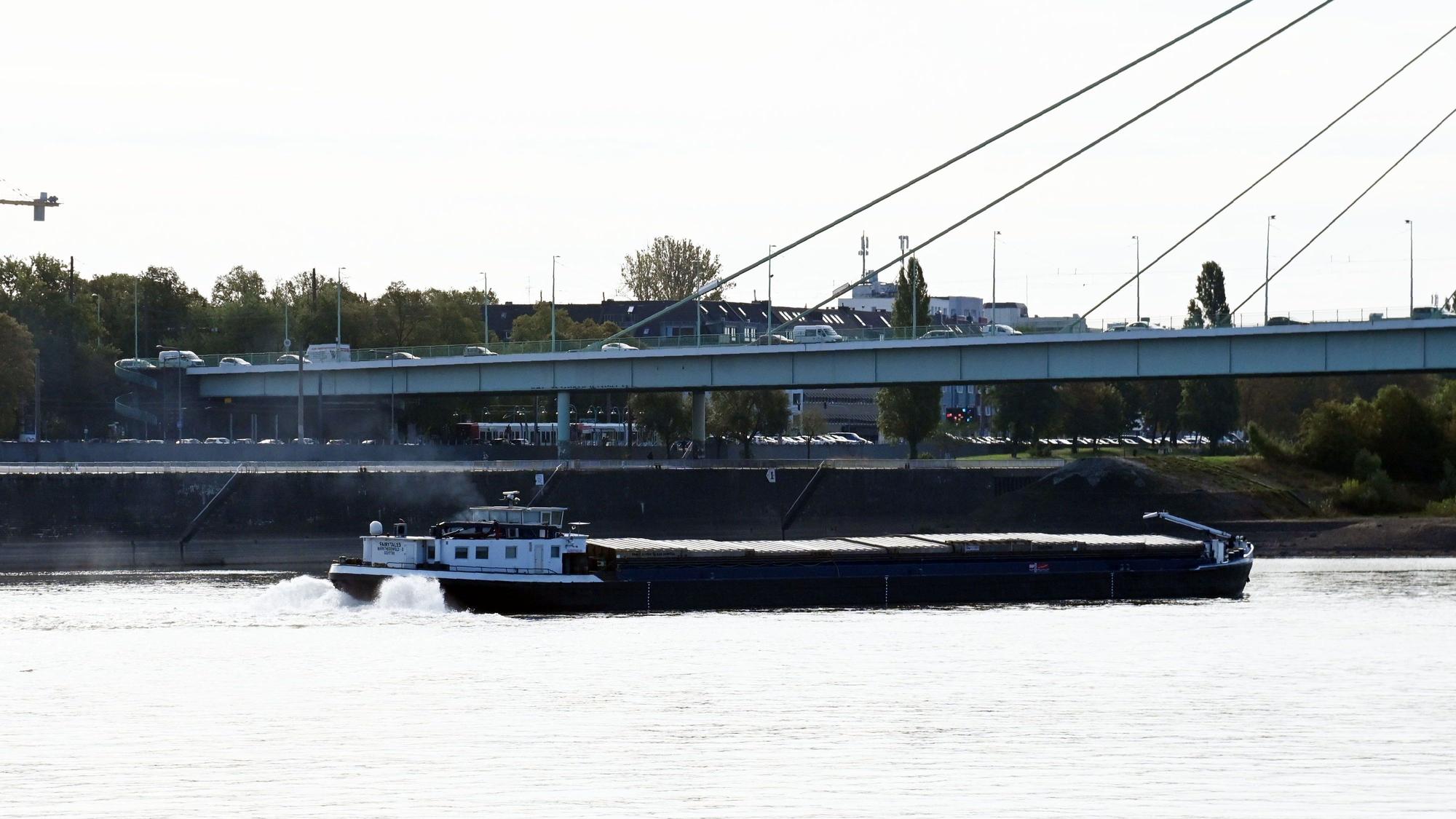 Festgefahrener Frachter auf dem Kölner Rhein.
