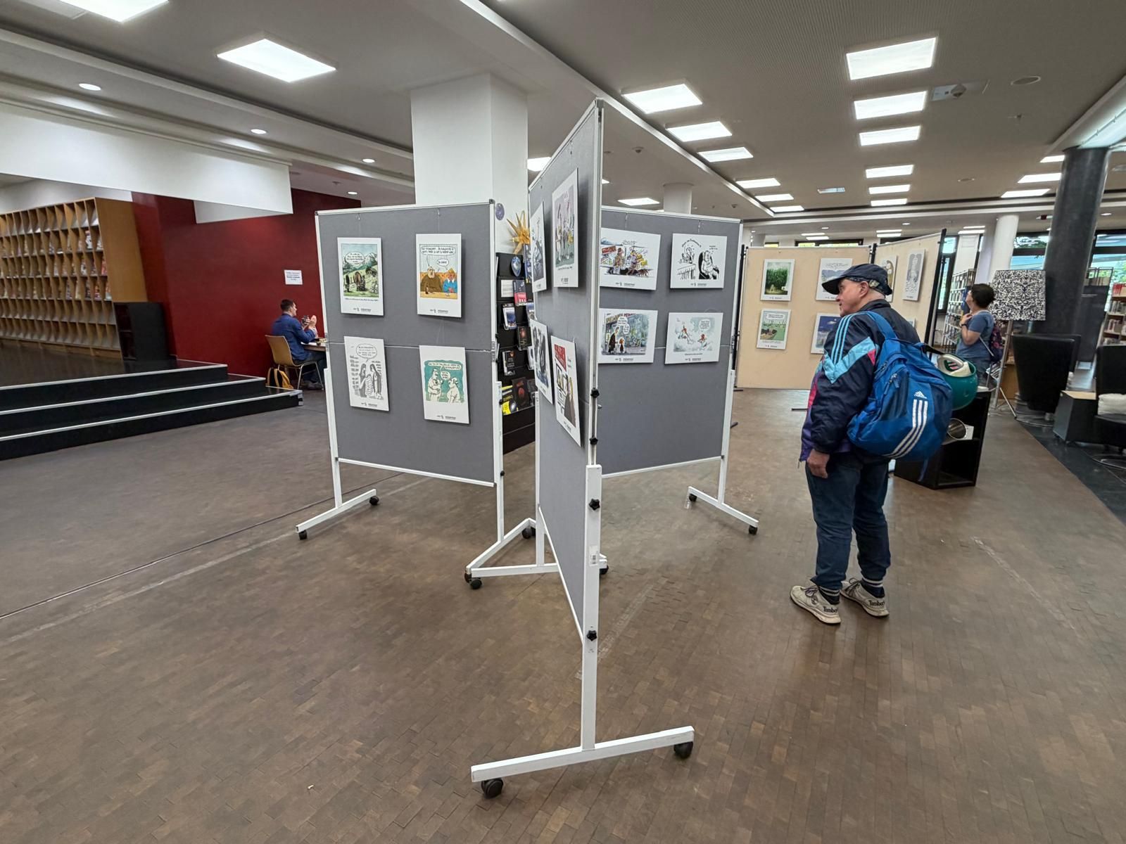 Noch bis zum 25. September ist in der Stadtbibliothek die Karikaturenausstellung „Glänzende Aussichten“ zu sehen.